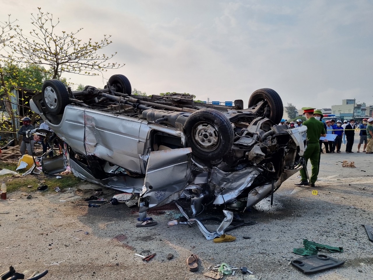 Vụ TNGT nghiêm trọng khiến 8 người chết ở Quảng Nam: Trời tối, có sương mù - Ảnh 4. Vụ TNGT nghiêm trọng khiến 8 người chết ở Quảng Nam: Trời tối, có sương mù - Ảnh 4.