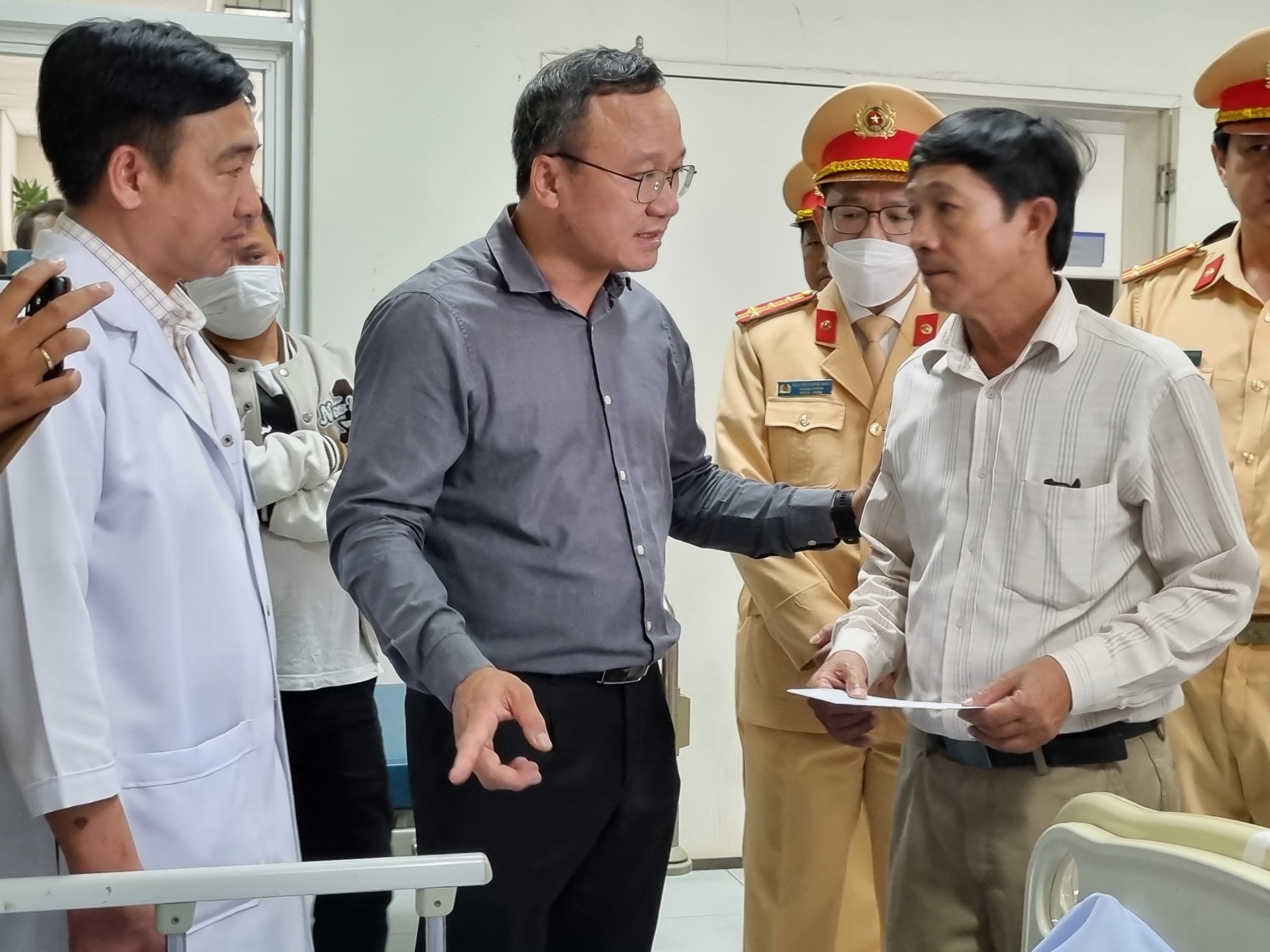 Vụ TNGT nghiêm trọng khiến 8 người chết ở Quảng Nam: Trời tối, có sương mù - Ảnh 3. Vụ TNGT nghiêm trọng khiến 8 người chết ở Quảng Nam: Trời tối, có sương mù - Ảnh 3.