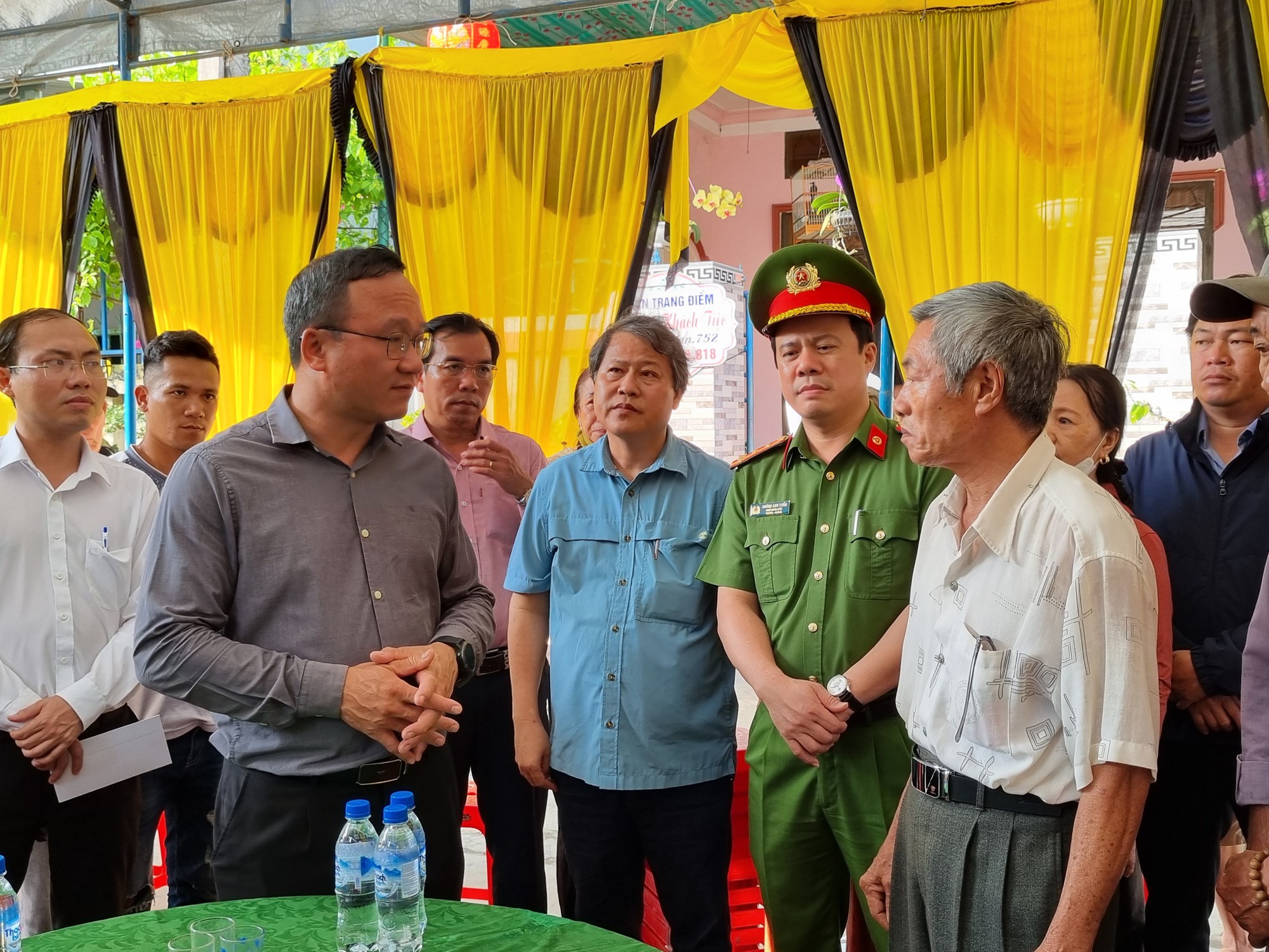 Ông Khuất Việt Hùng trực tiếp thăm gia đình các nạn nhân tử vong do TNGT ở Quảng Nam - Ảnh 1.