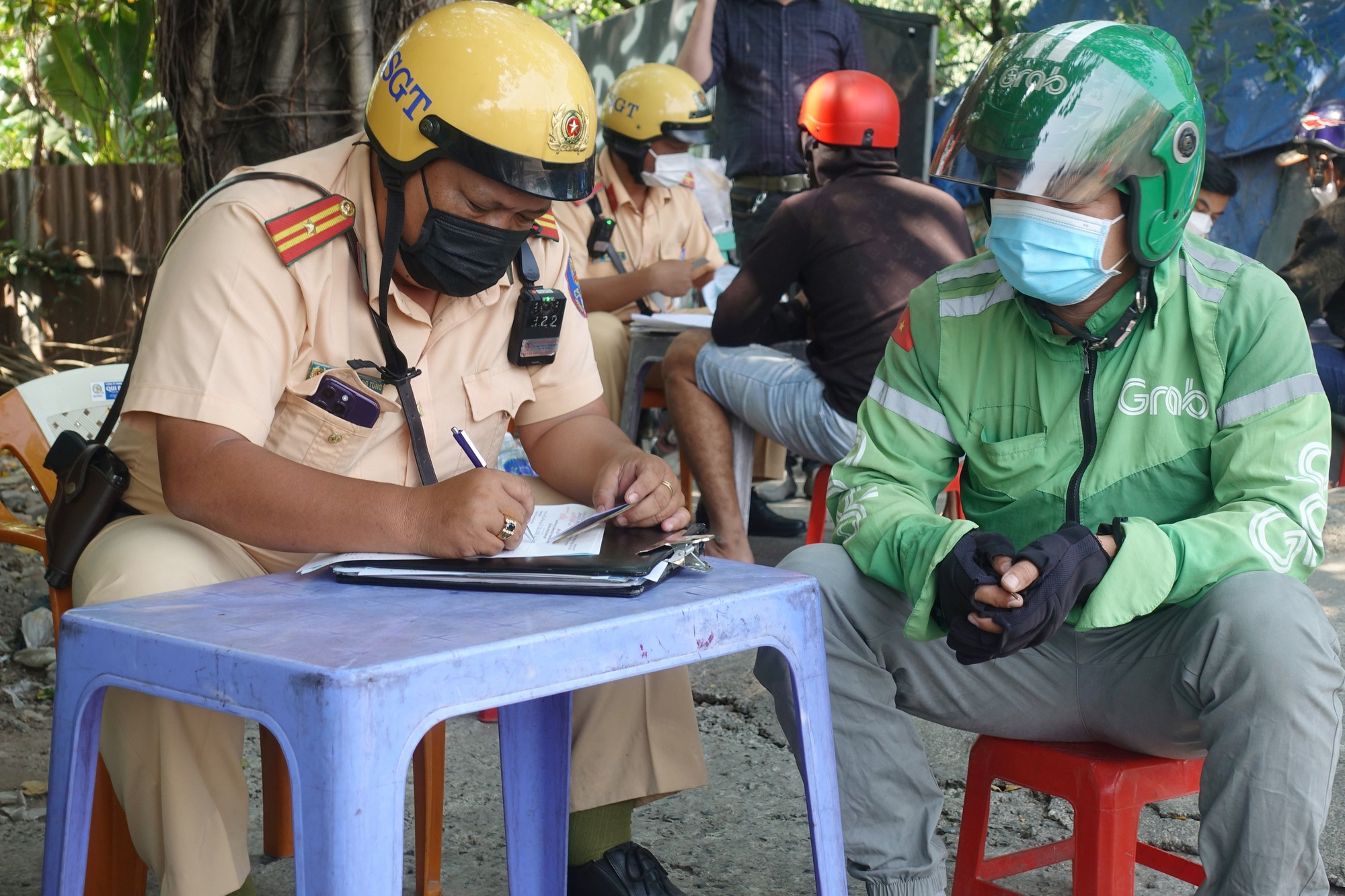 TP.HCM: CSGT xử phạt nhiều tài xế xe công nghệ chạy quá tốc độ - Ảnh 3. TP.HCM: CSGT xử phạt nhiều tài xế xe công nghệ chạy quá tốc độ - Ảnh 3.