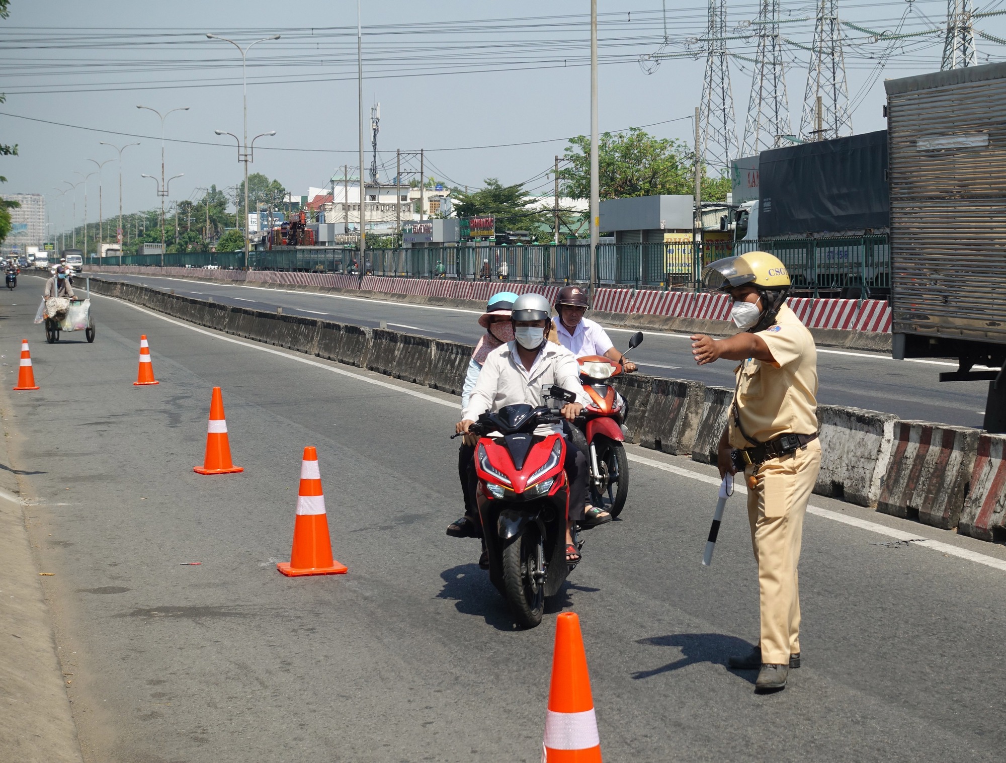 TP.HCM: CSGT xử phạt nhiều tài xế xe công nghệ chạy quá tốc độ - Ảnh 1. TP.HCM: CSGT xử phạt nhiều tài xế xe công nghệ chạy quá tốc độ - Ảnh 1.