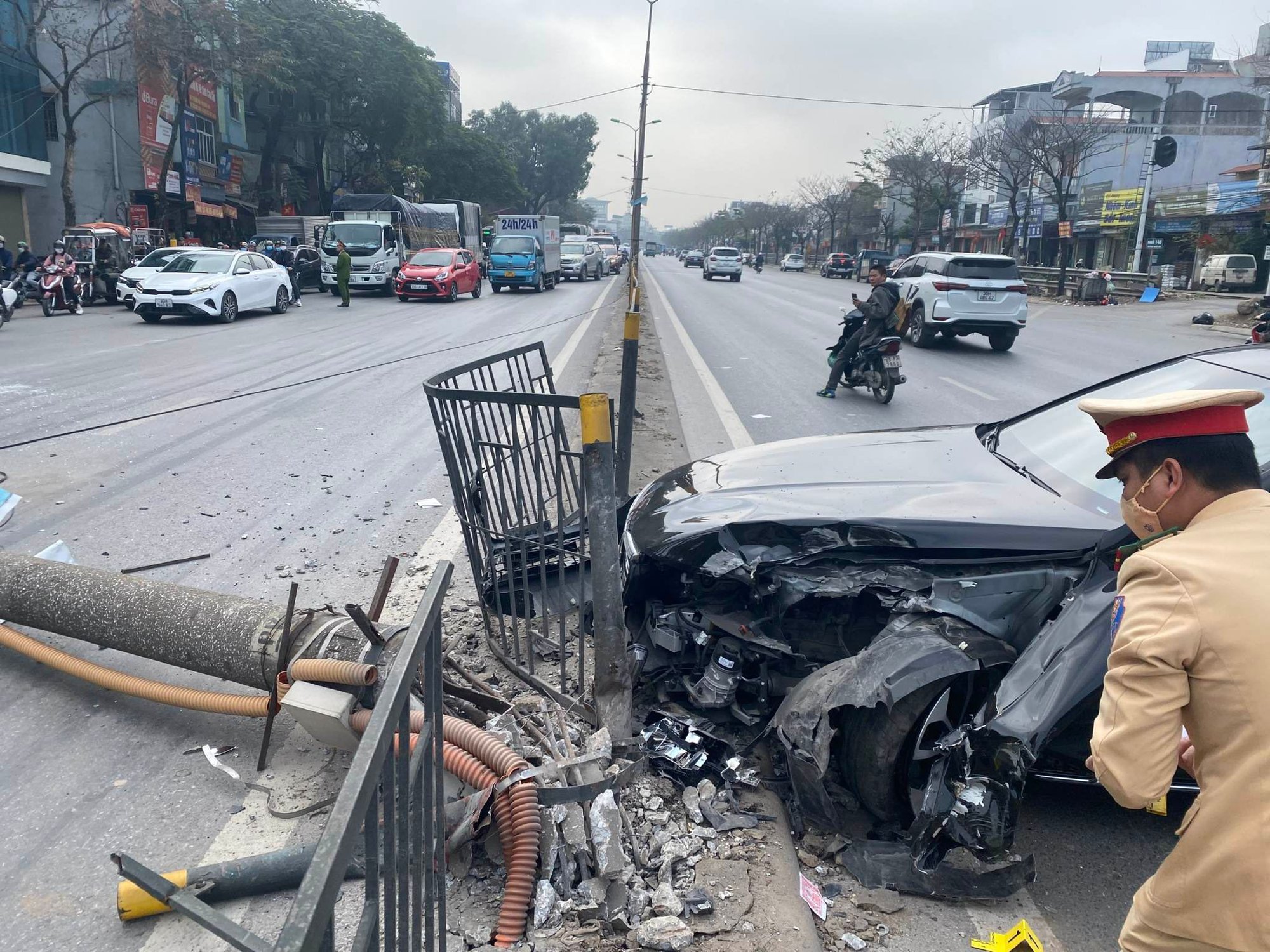 Hà Nội:
Cảnh sát điều tra vụ ô tô đâm cột đèn đổ ngang quốc lộ 1A - Ảnh 1.