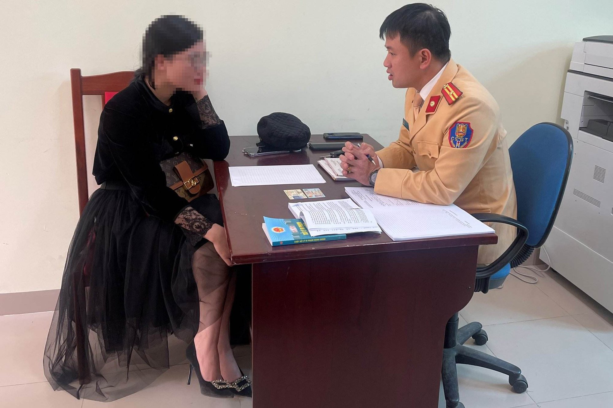 Cục CSGT phạt nữ tài xế ô tô buông hai tay, "dán mắt" vào điện thoại để quay TikTok  - Ảnh 1.