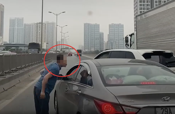 Hà Nội: Xử phạt 11 triệu đồng lái xe Porsche nhổ nước bọt trên đường vành đai 3 - Ảnh 1.