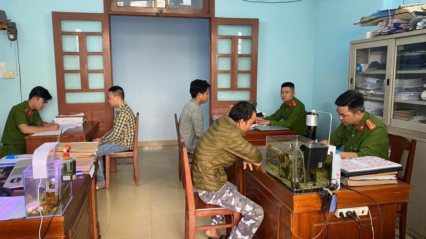 Khởi tố, bắt tạm giam nhóm thanh niên đánh 2 nữ nhân viên gác chắn - Ảnh 1. Khởi tố, bắt tạm giam nhóm thanh niên đánh 2 nữ nhân viên gác chắn - Ảnh 1.