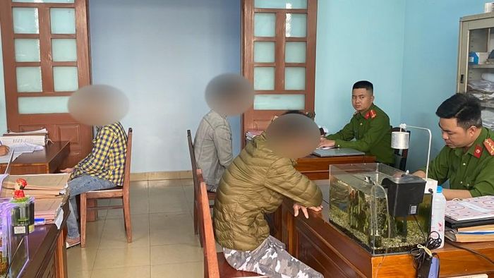 Nhóm thanh niên đánh 2 nữ nhân viên gác tàu vì không mở barie - Ảnh 1.