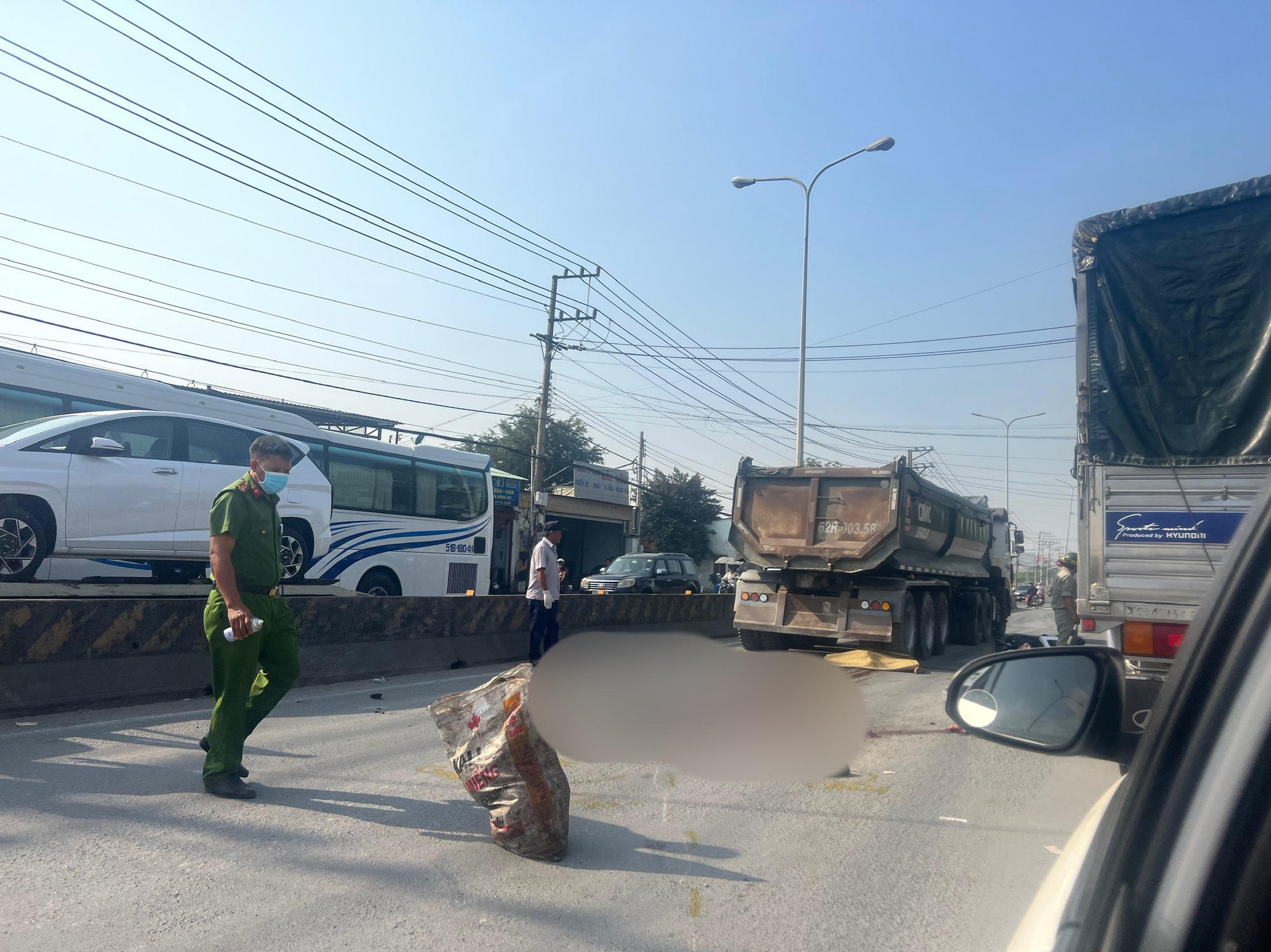 TNGT trên Quốc lộ 1K, người phụ nữ tử vong thương tâm 
 - Ảnh 1.
