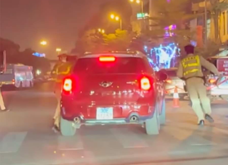 Hà Nội: Tạm giữ tài xế ôtô không chấp hành kiểm tra nồng độ cồn hất CSGT lên nắp capo - Ảnh 1. Hà Nội: Tạm giữ tài xế ôtô không chấp hành kiểm tra nồng độ cồn hất CSGT lên nắp capo - Ảnh 1.