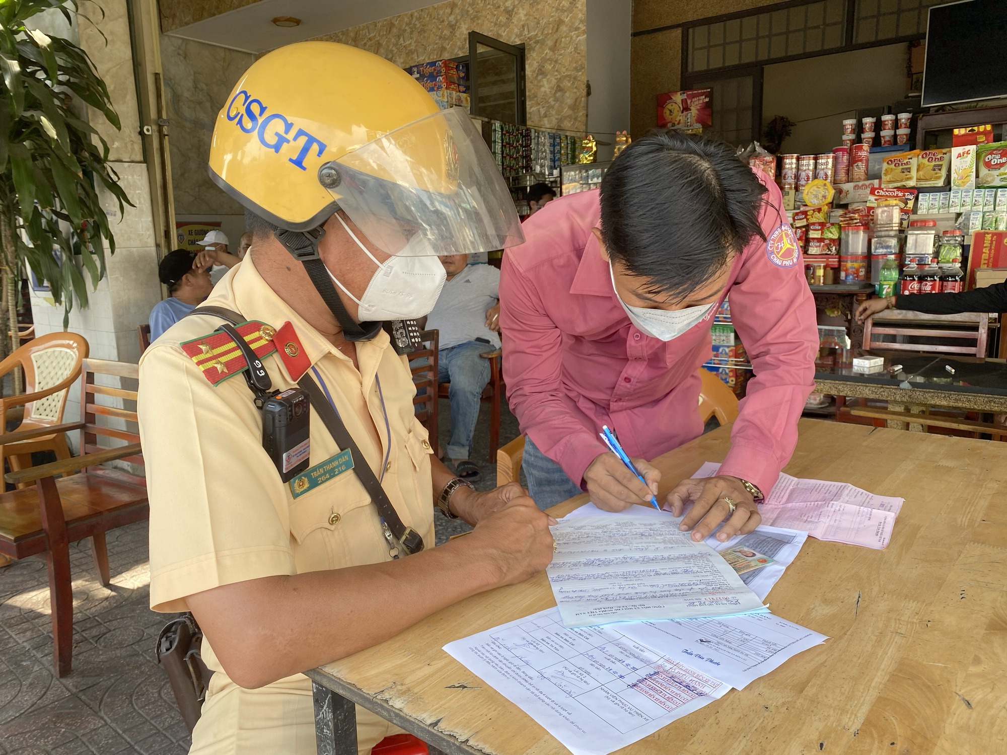 TP.HCM: Dừng xe đi vệ sinh tài xế bị CSGT lập biên bản xử phạt dừng đỗ sai quy định - Ảnh 4.