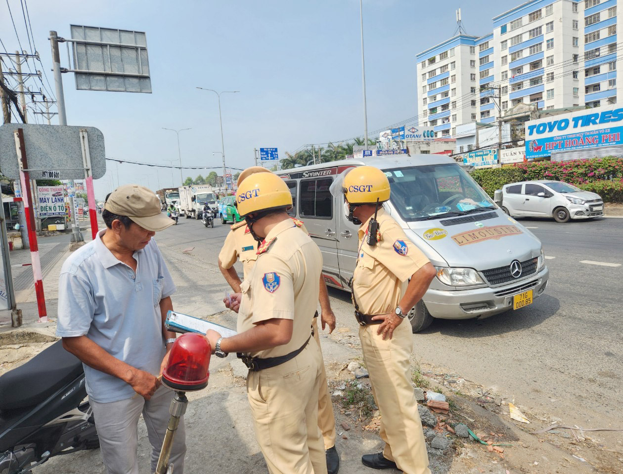 TP.HCM: Dừng xe đi vệ sinh tài xế bị CSGT lập biên bản xử phạt dừng đỗ sai quy định - Ảnh 1.
