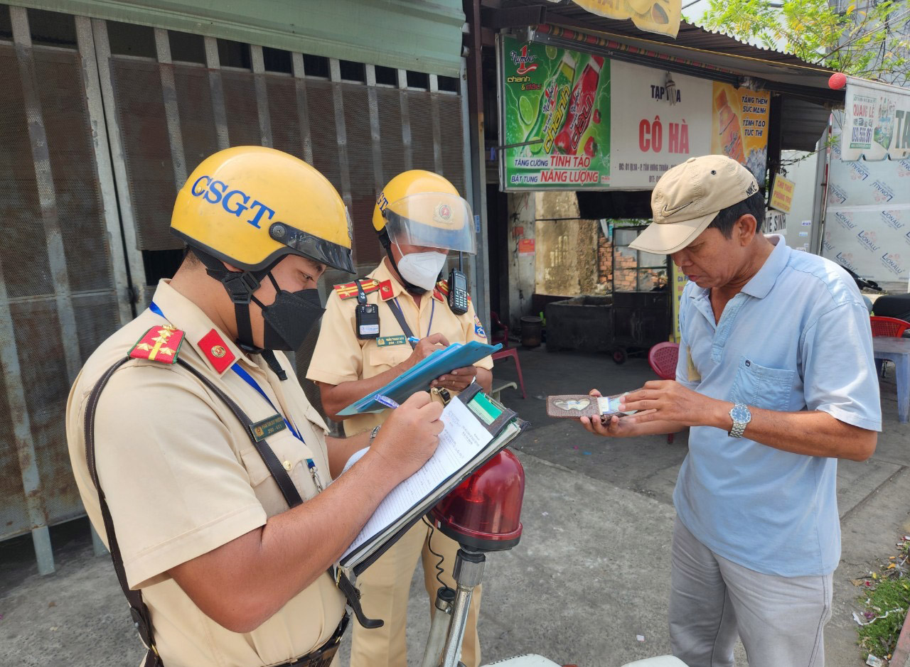 TP.HCM: Dừng xe đi vệ sinh tài xế bị CSGT lập biên bản xử phạt dừng đỗ sai quy định - Ảnh 2.