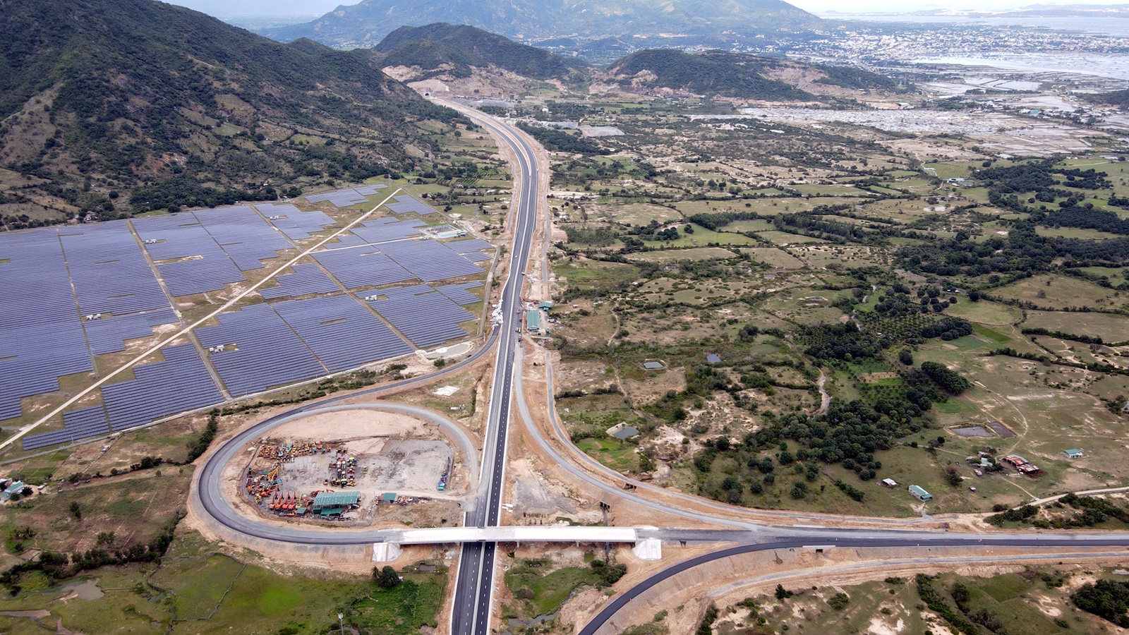 Hình hài cao tốc Nha Trang – Cam Lâm sau một năm rưỡi thi công - Ảnh 4.