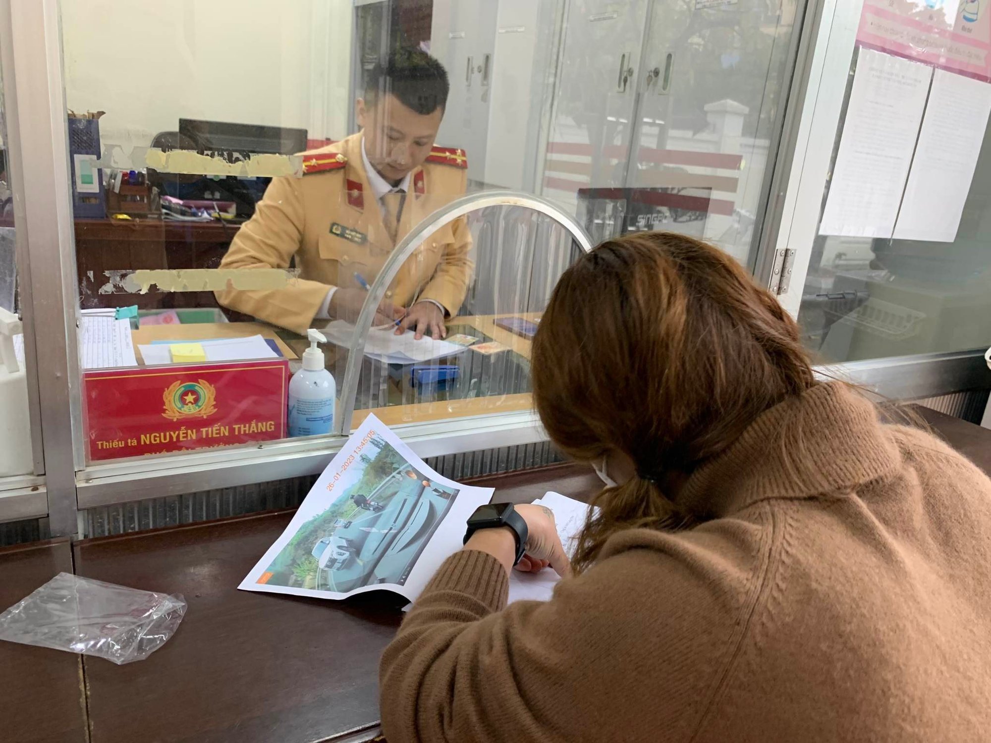 Lạng Sơn:  Phạt tiền tước GPLX nữ tài xế ô tô từ hình ảnh vi phạm được đăng tải trên mạng xã hội - Ảnh 1.