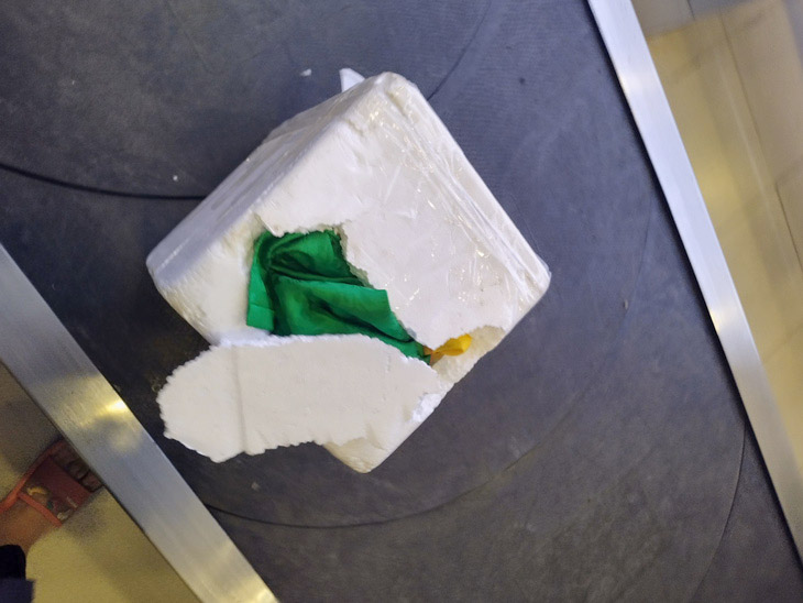 Hành khách bức xúc vì hành lý ký gửi "vỡ toang" khi bay Hãng hàng không Bamboo Airways - Ảnh 2. Hành khách bức xúc vì hành lý ký gửi "vỡ toang" khi bay Hãng hàng không Bamboo Airways - Ảnh 2.