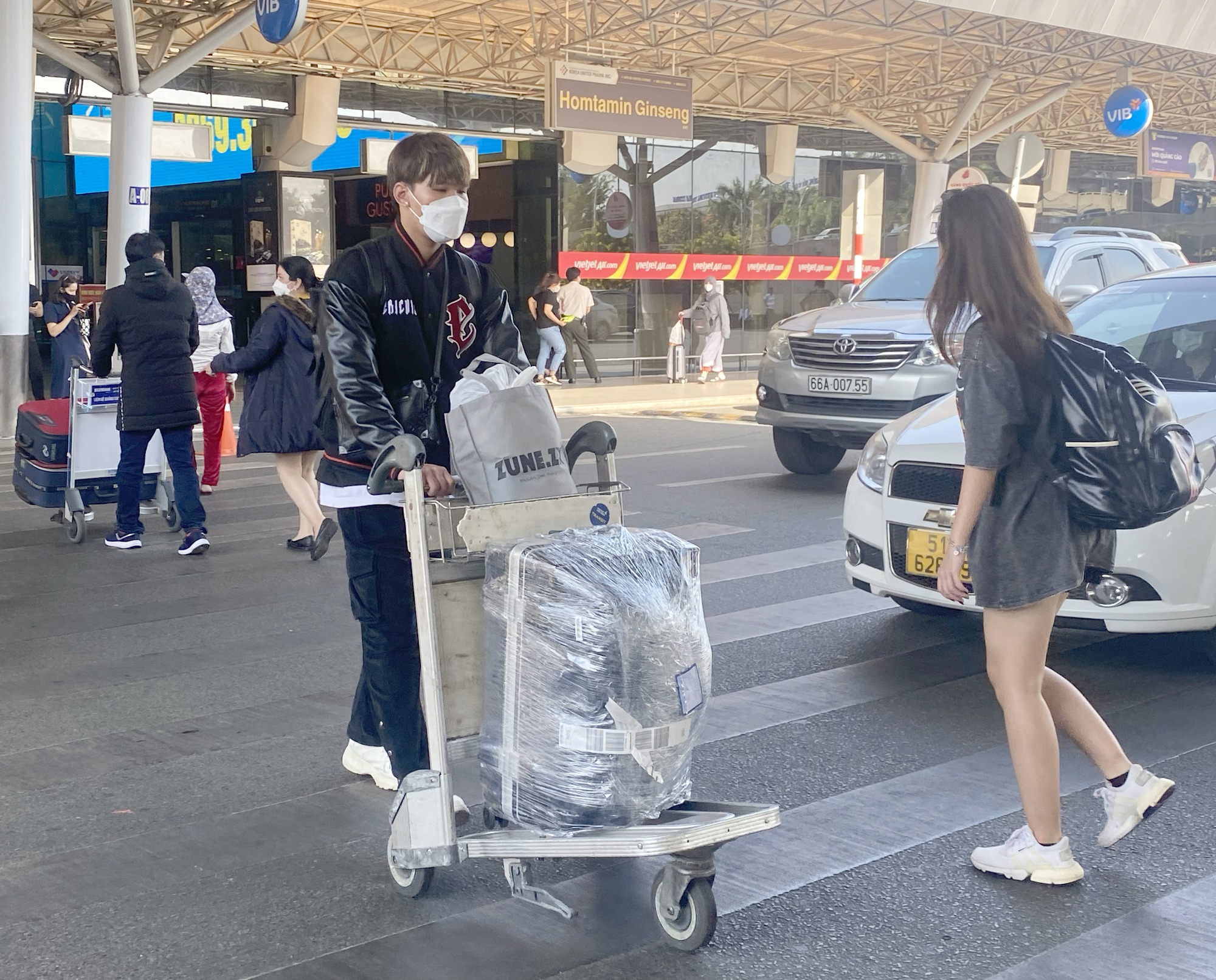 Hành khách bức xúc vì hành lý ký gửi "vỡ toang" khi bay Hãng hàng không Bamboo Airways - Ảnh 3. Hành khách bức xúc vì hành lý ký gửi "vỡ toang" khi bay Hãng hàng không Bamboo Airways - Ảnh 3.