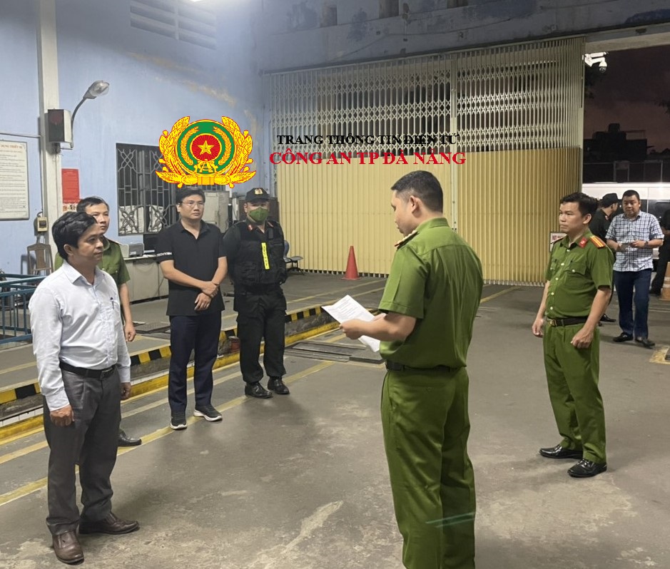 Bắt lãnh đạo trung tâm đăng kiểm ở Đà Nẵng - Ảnh 1.