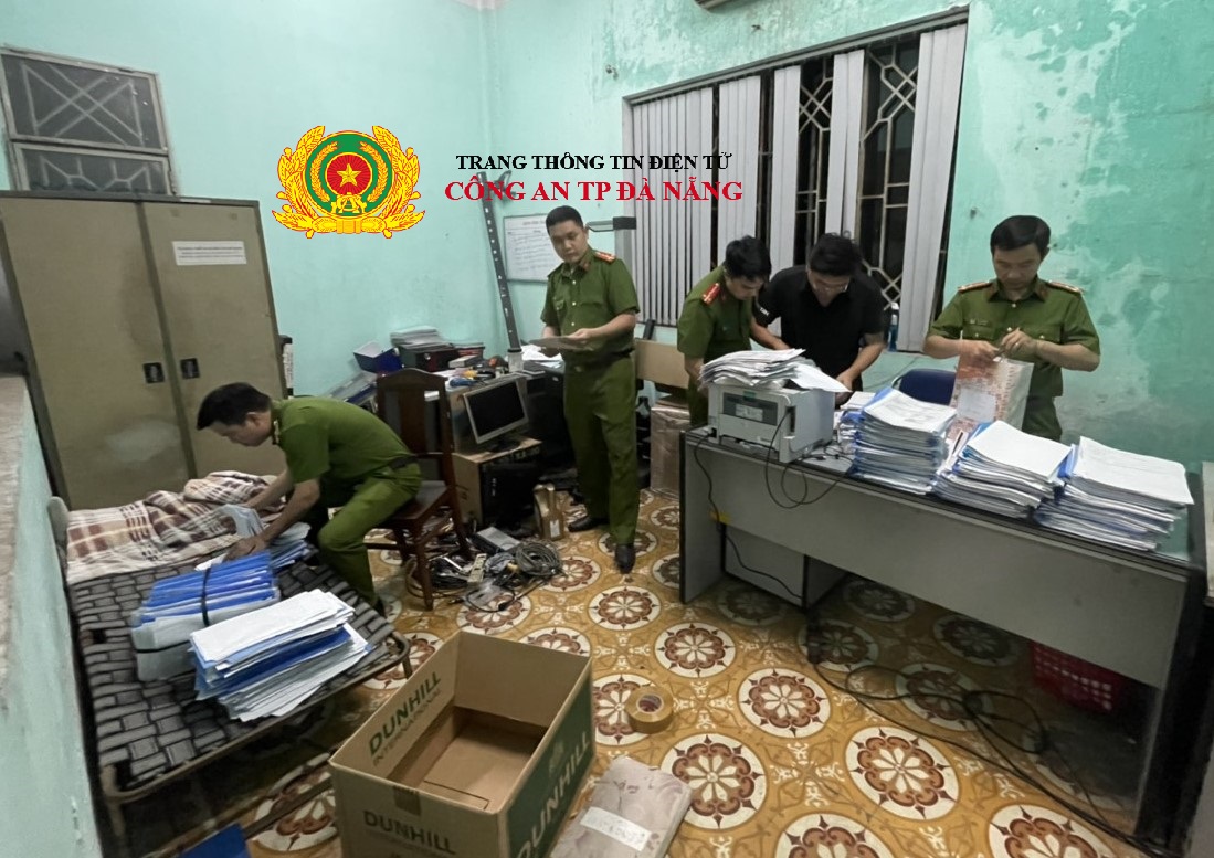 Bắt lãnh đạo trung tâm đăng kiểm ở Đà Nẵng - Ảnh 2.