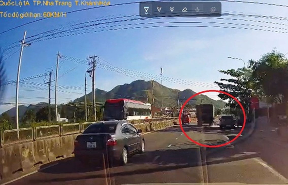 Xác minh xe biển đỏ va chạm giao thông rồi "chạy luôn" - Ảnh 1.