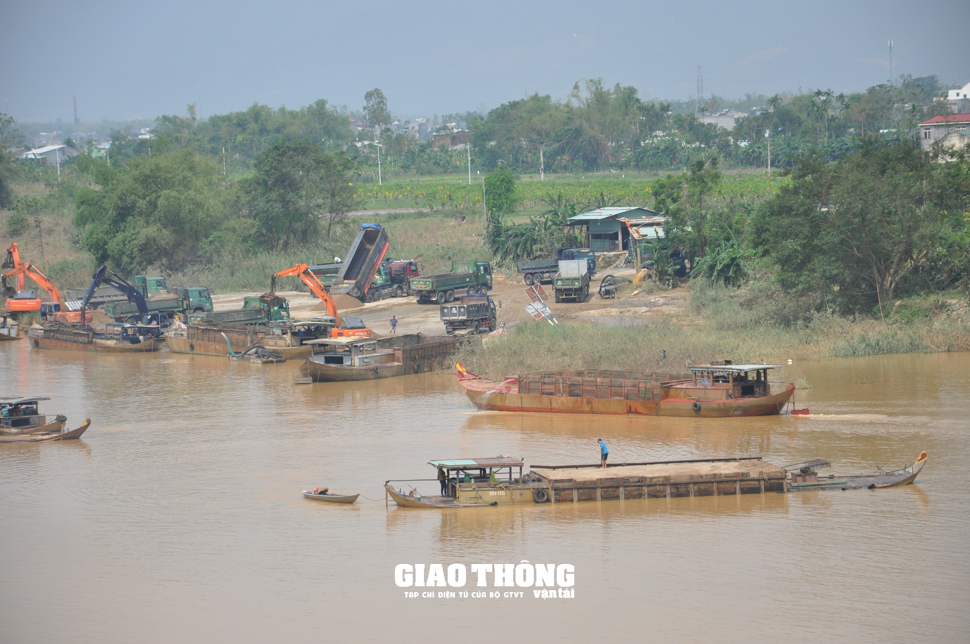 Hàng loạt công trình xây dựng "đứng bánh" vì khan hiếm vật liệu, giá "cắt cổ" - Ảnh 1.