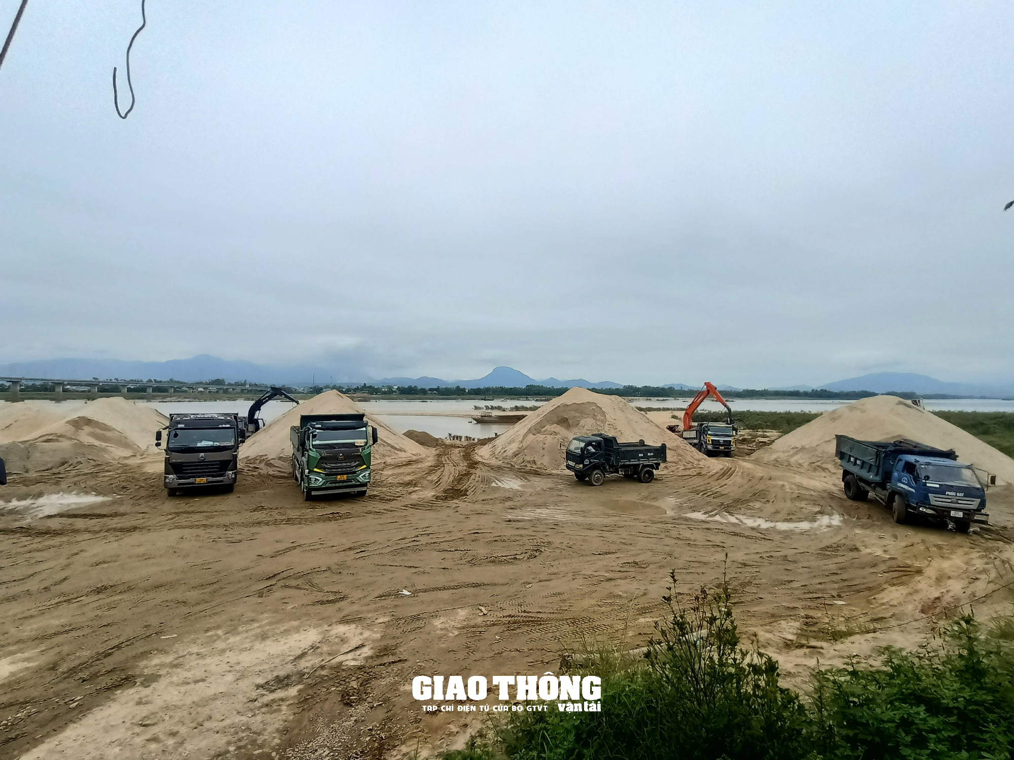 Hàng loạt công trình xây dựng "đứng bánh" vì khan hiếm vật liệu, giá "cắt cổ" - Ảnh 2.