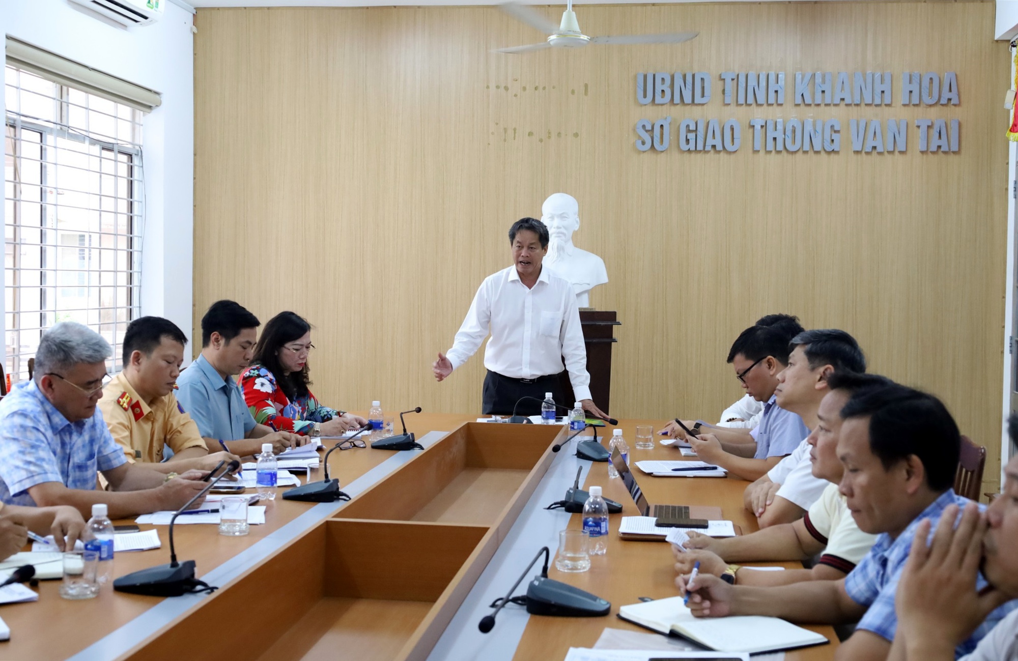 Khánh Hòa gỡ khó cho xe trên 29 chỗ chở khách du lịch tàu biển - Ảnh 3.