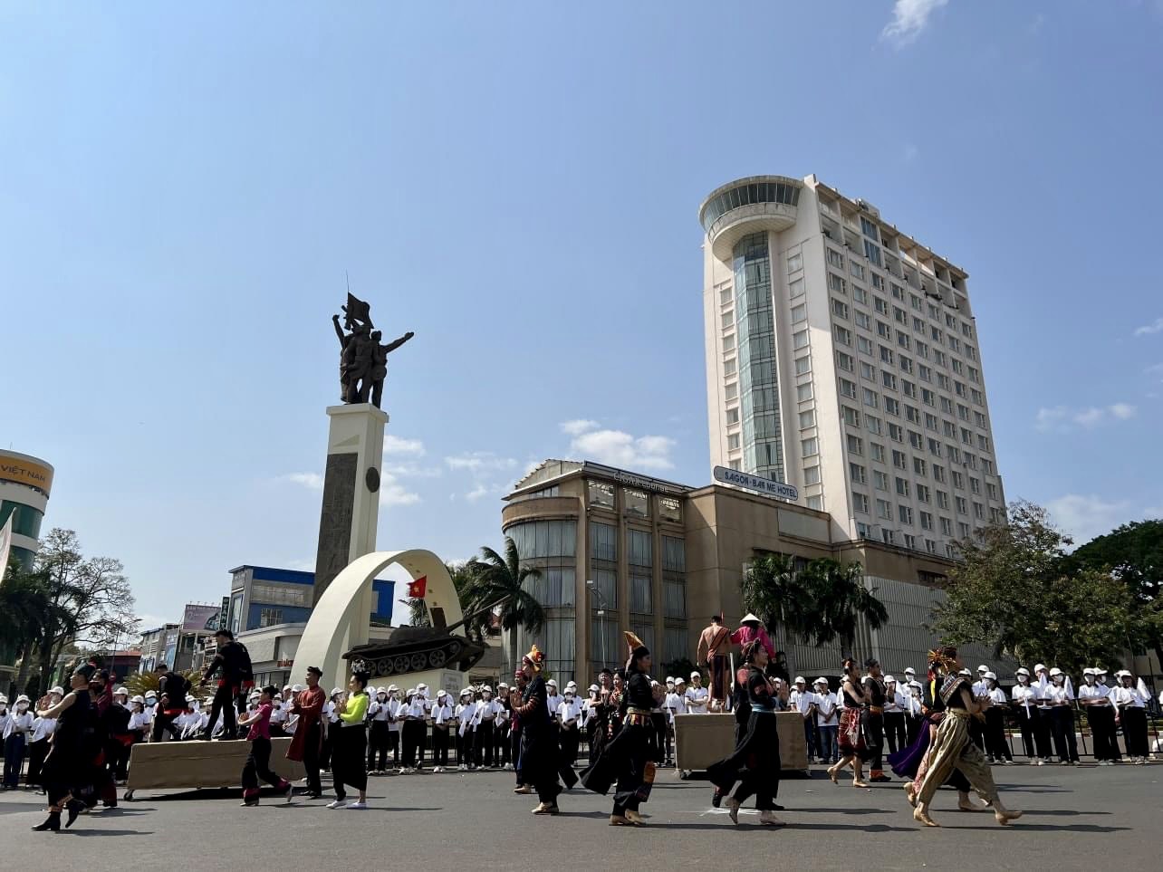 Trước giờ "G" lễ hội cà phê Buôn Ma Thuột, phân luồng đảm bảo giao thông thế nào? - Ảnh 2. Trước giờ "G" lễ hội cà phê Buôn Ma Thuột, phân luồng đảm bảo giao thông thế nào? - Ảnh 2.