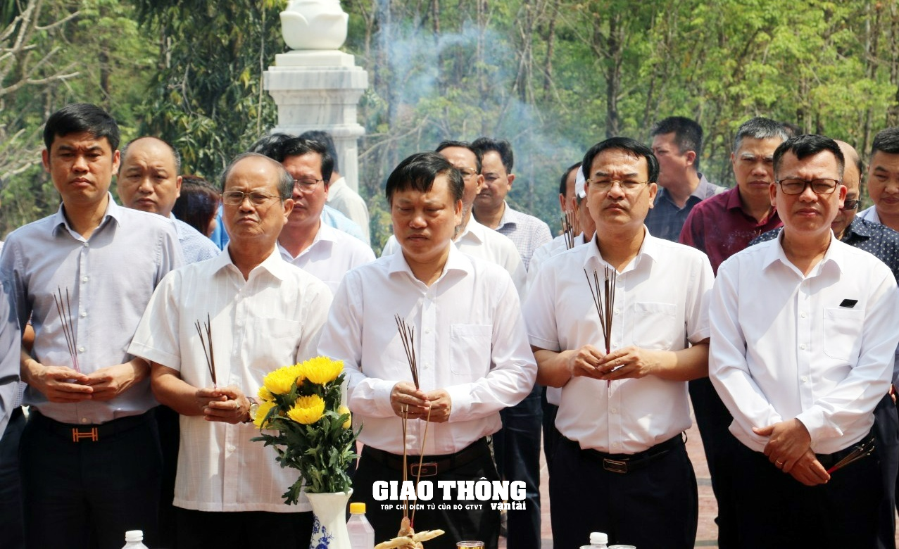 Xúc động nén hương "tri ân" các anh hùng liệt sĩ GTVT Khu 5 - Ảnh 1.