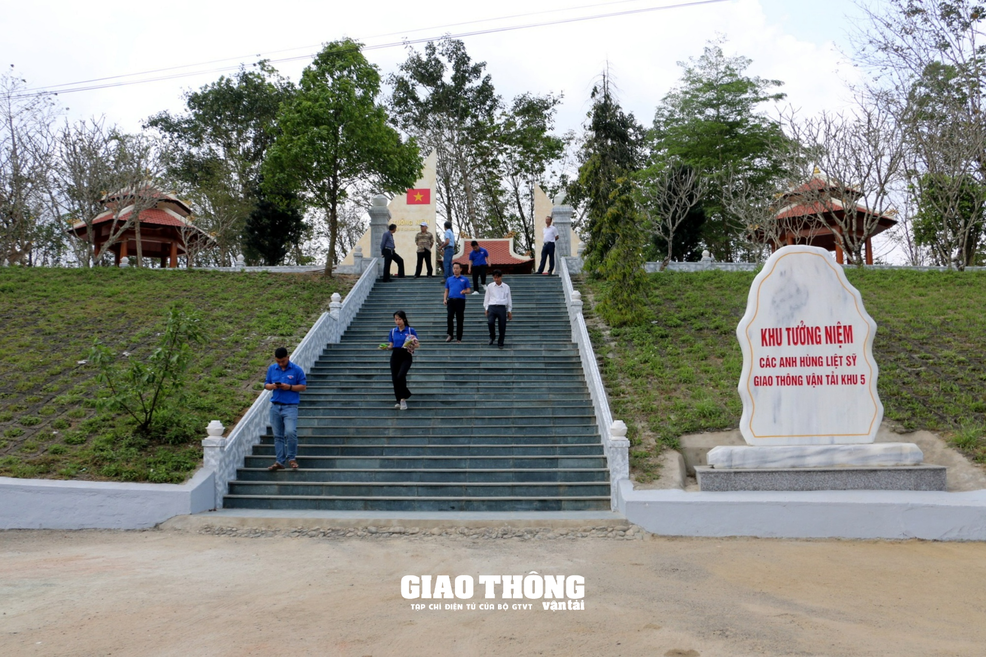 Xúc động nén hương "tri ân" các anh hùng liệt sĩ GTVT Khu 5 - Ảnh 2.