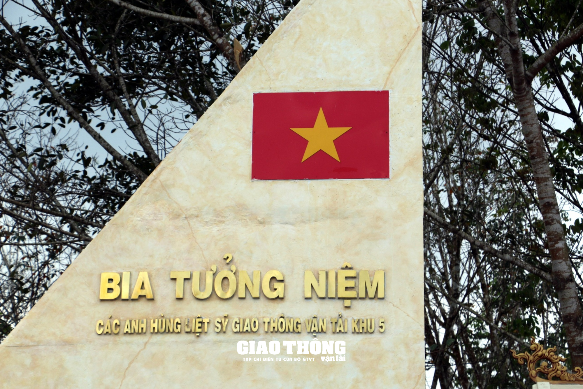 Xúc động nén hương "tri ân" các anh hùng liệt sĩ GTVT Khu 5 - Ảnh 3.