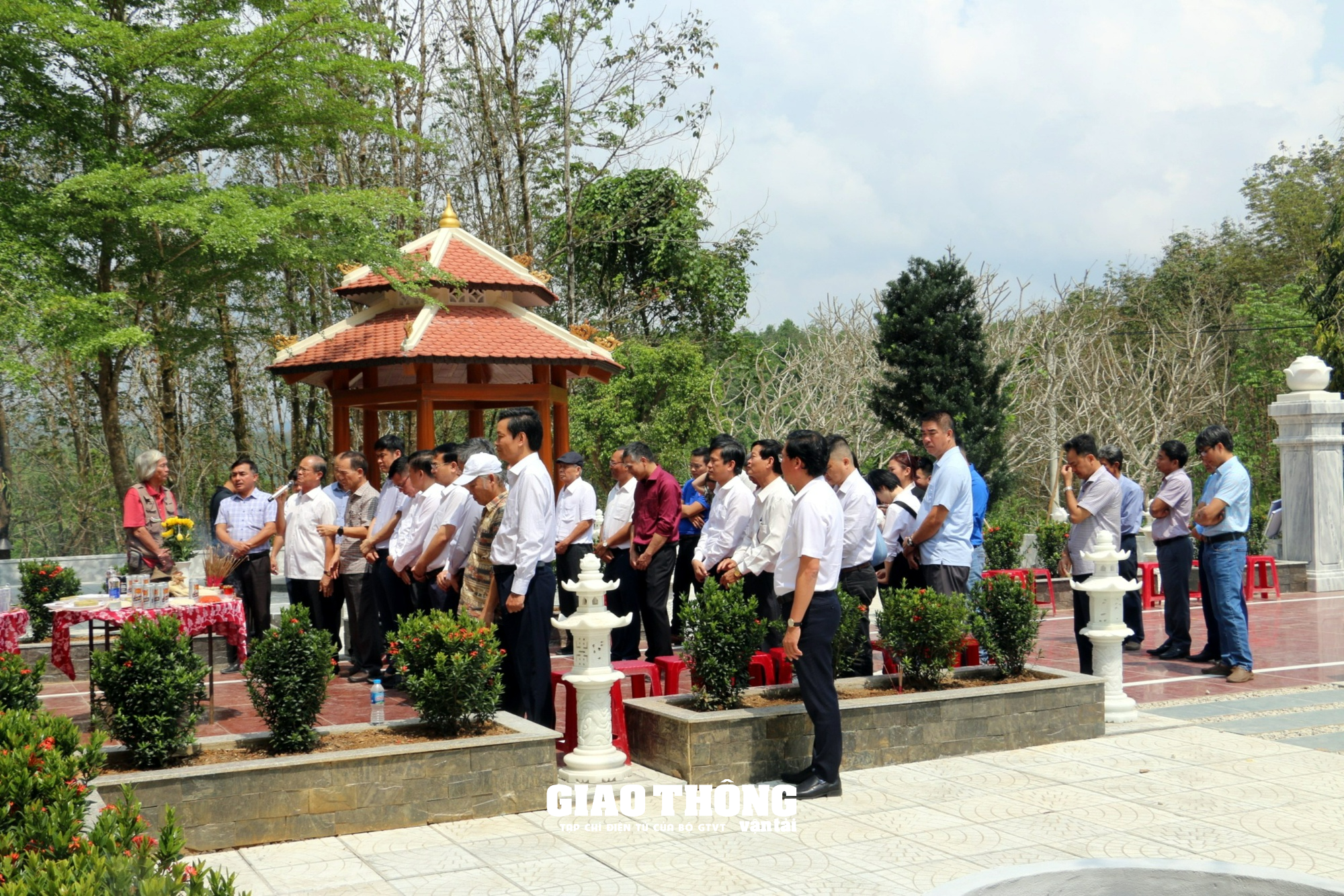 Xúc động nén hương "tri ân" các anh hùng liệt sĩ GTVT Khu 5 - Ảnh 4.