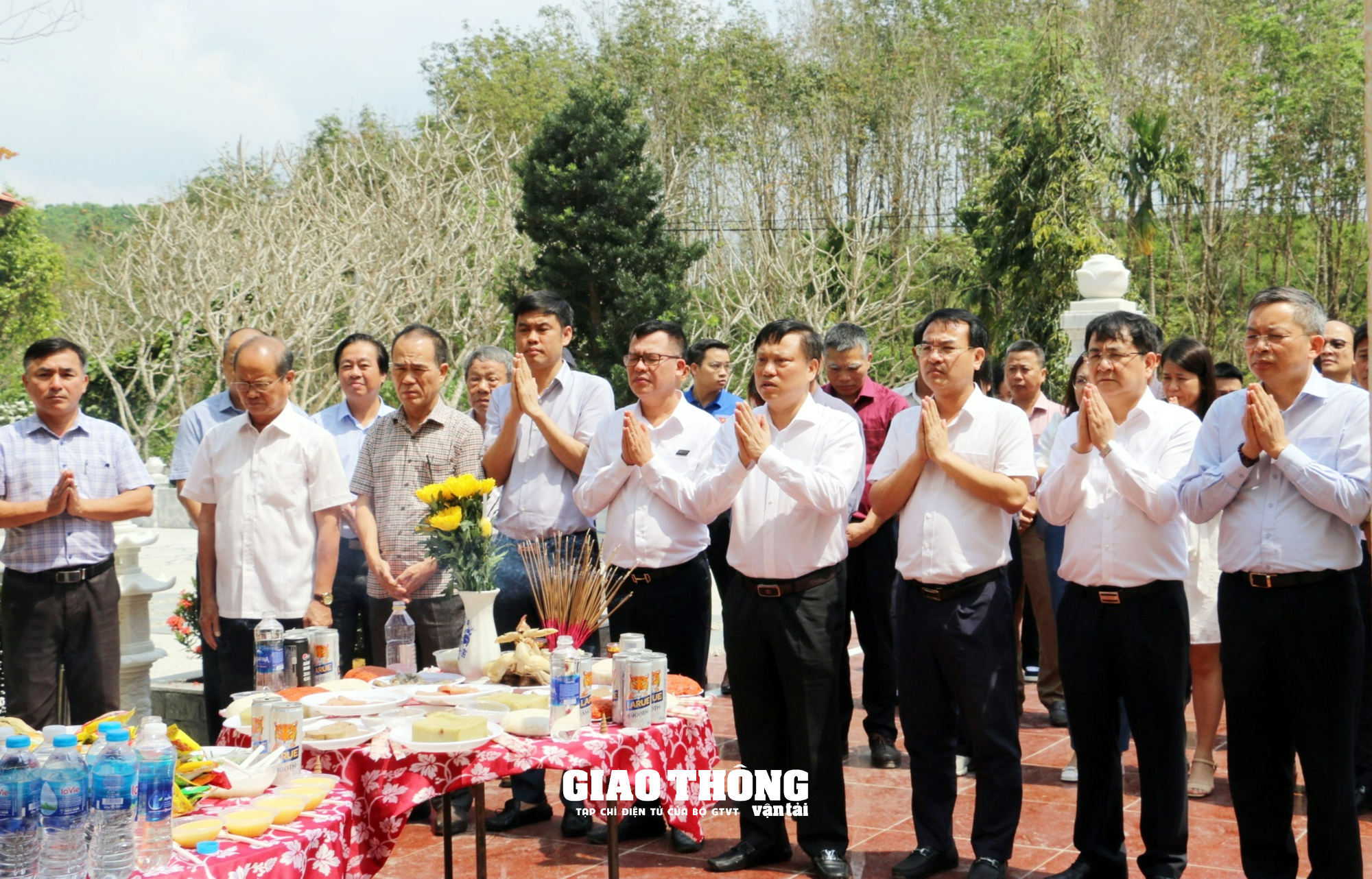 Xúc động nén hương "tri ân" các anh hùng liệt sĩ GTVT Khu 5 - Ảnh 5.