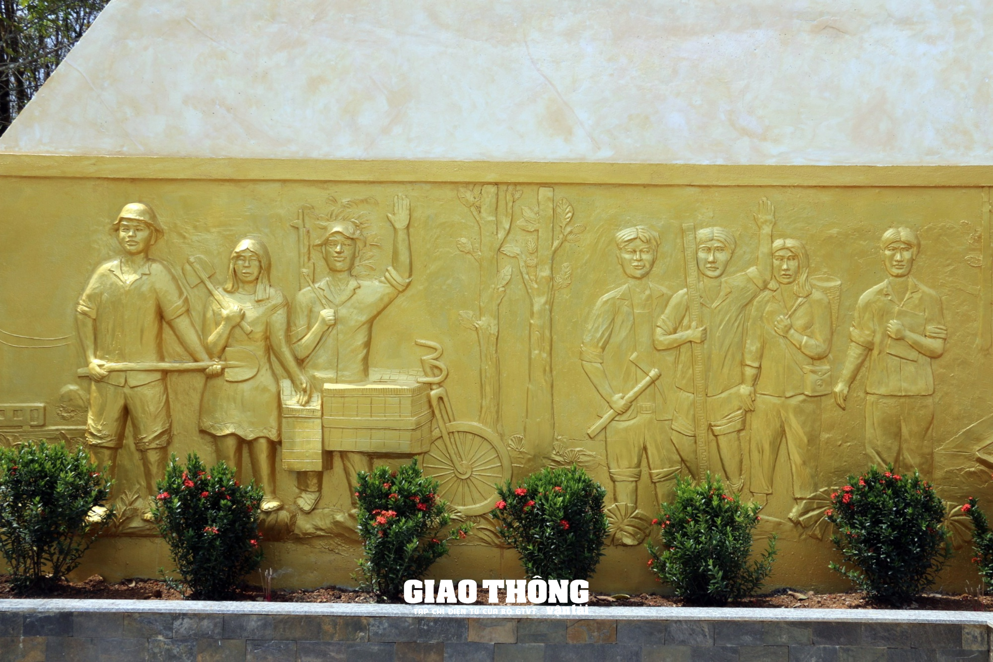 Xúc động nén hương "tri ân" các anh hùng liệt sĩ GTVT Khu 5 - Ảnh 6.