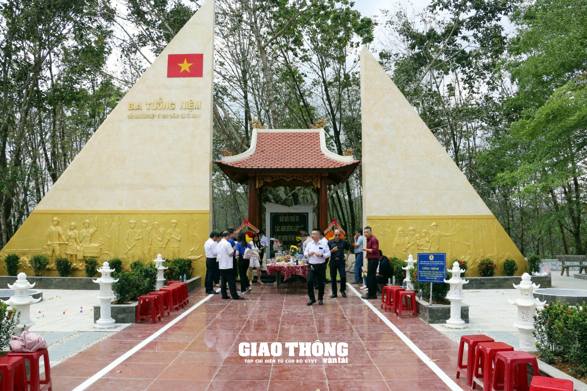 Xúc động nén hương "tri ân" các anh hùng liệt sĩ GTVT Khu 5 - Ảnh 9.
