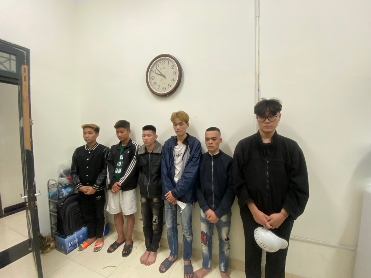 Hà Nội: Video cảnh sát 141 chặn bắt gần 30 "trẻ trâu" phóng xe máy náo loạn đường phố trong đêm - Ảnh 1.