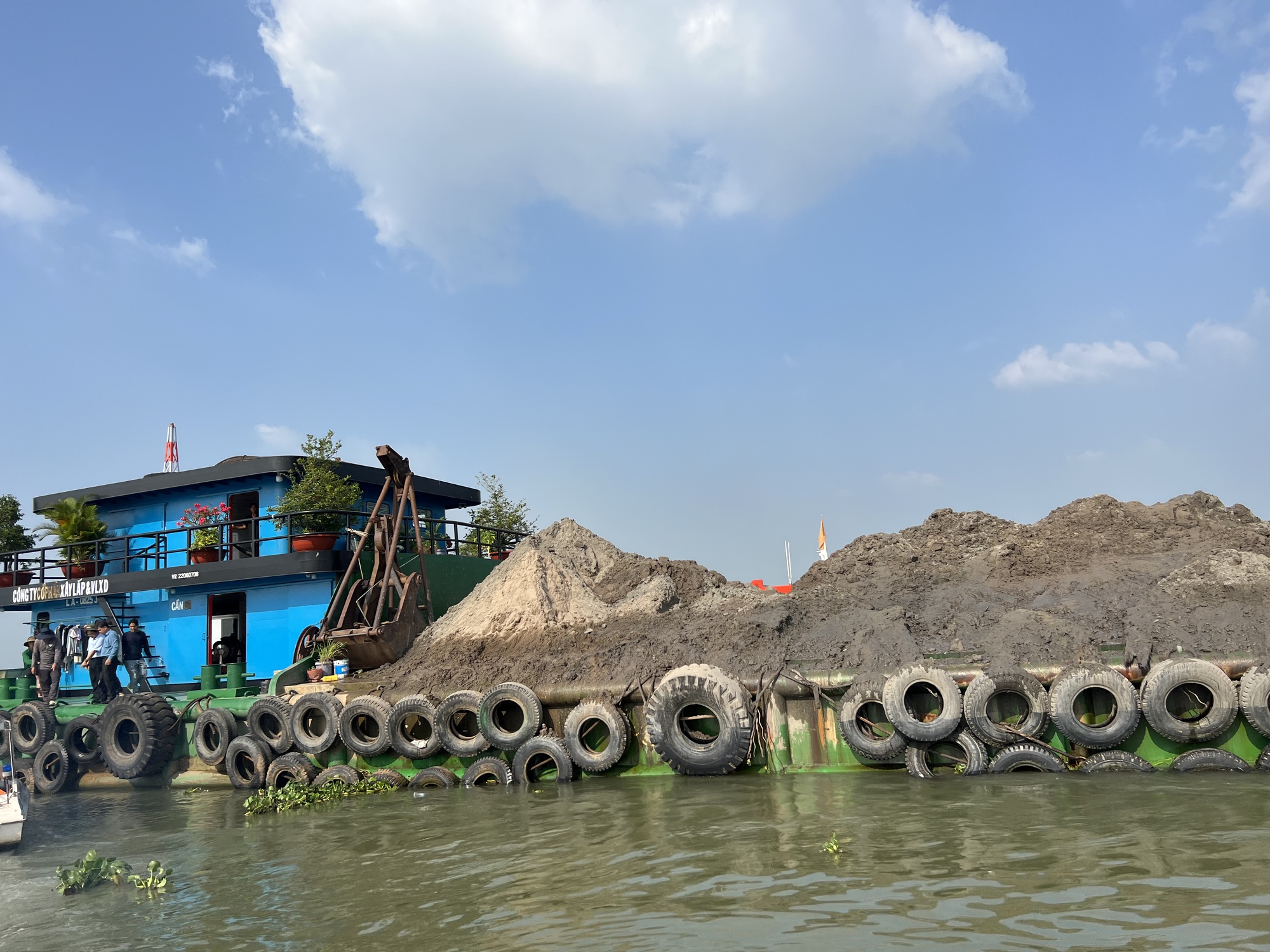 Phó Thủ tướng Trần Hồng Hà đi khảo sát tình hình khai thác cát trên sông Tiền 
 - Ảnh 4.