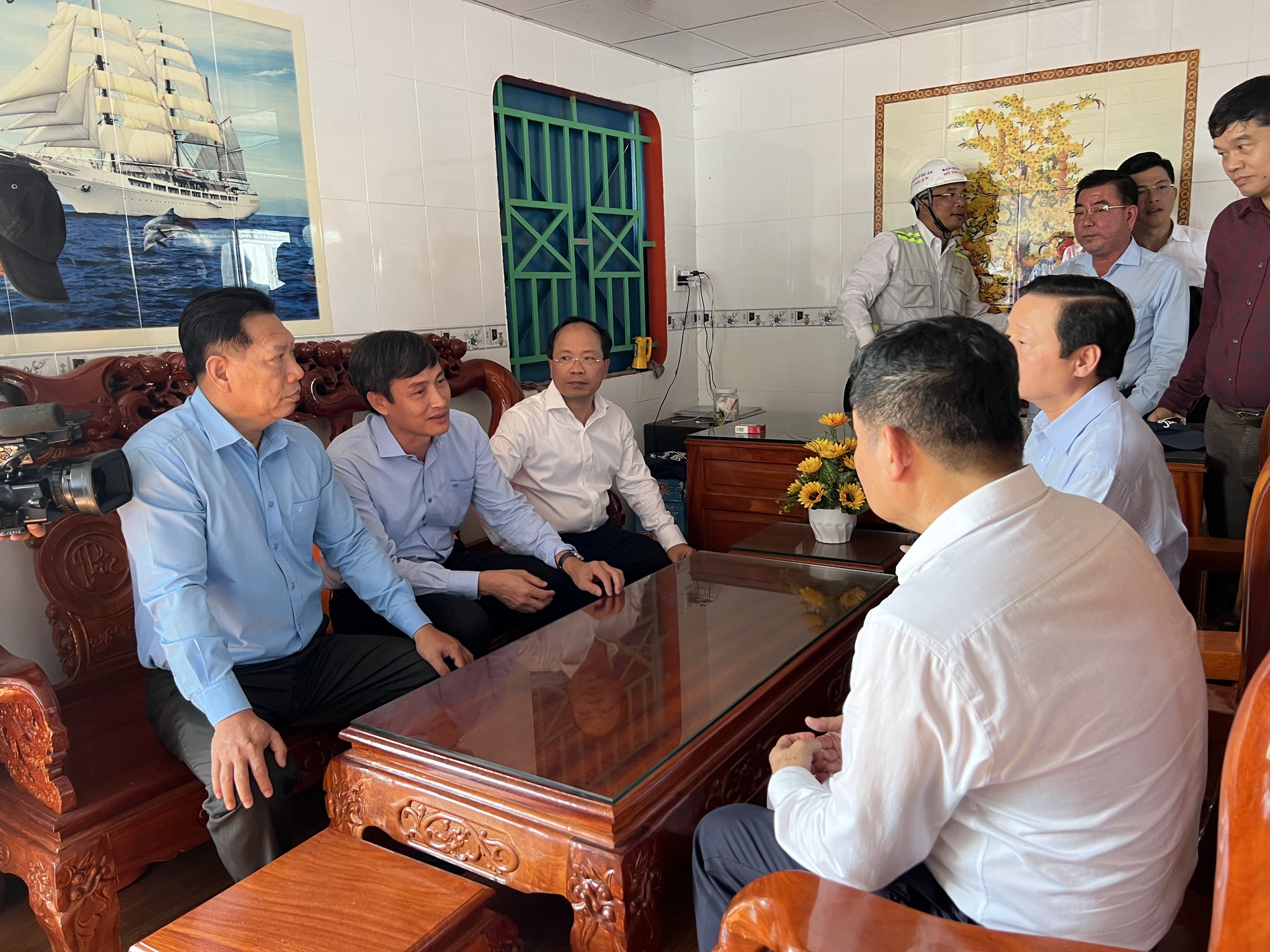 Phó Thủ tướng Trần Hồng Hà đi khảo sát tình hình khai thác cát trên sông Tiền 
 - Ảnh 2.