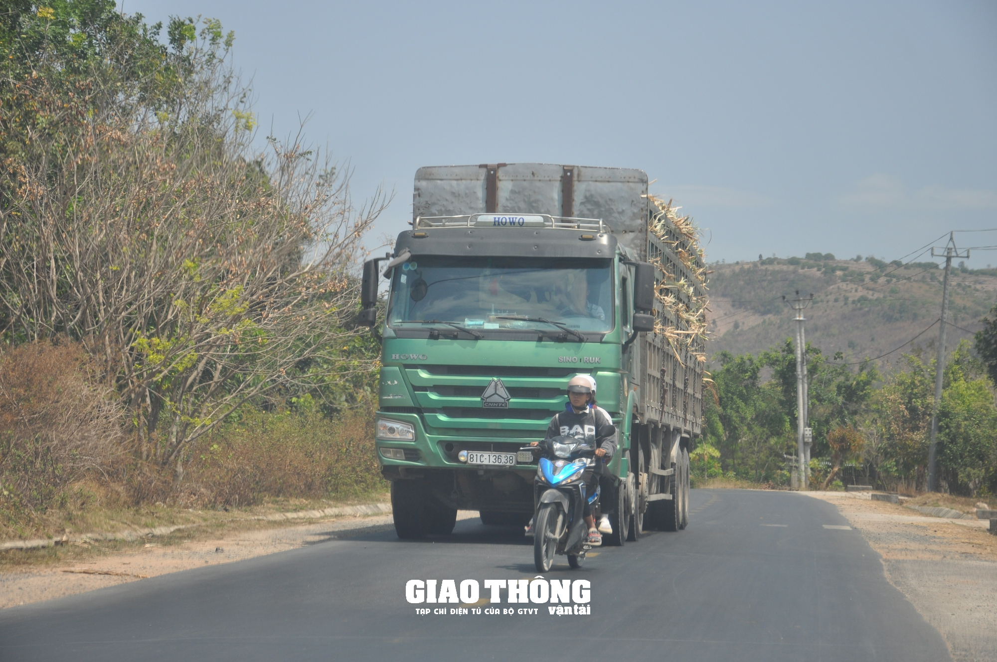 Rùng mình cảnh xe tải chở mía quá khổ, quá tải rầm rập ở Gia Lai - Ảnh 1. Rùng mình cảnh xe tải chở mía quá khổ, quá tải rầm rập ở Gia Lai - Ảnh 1.