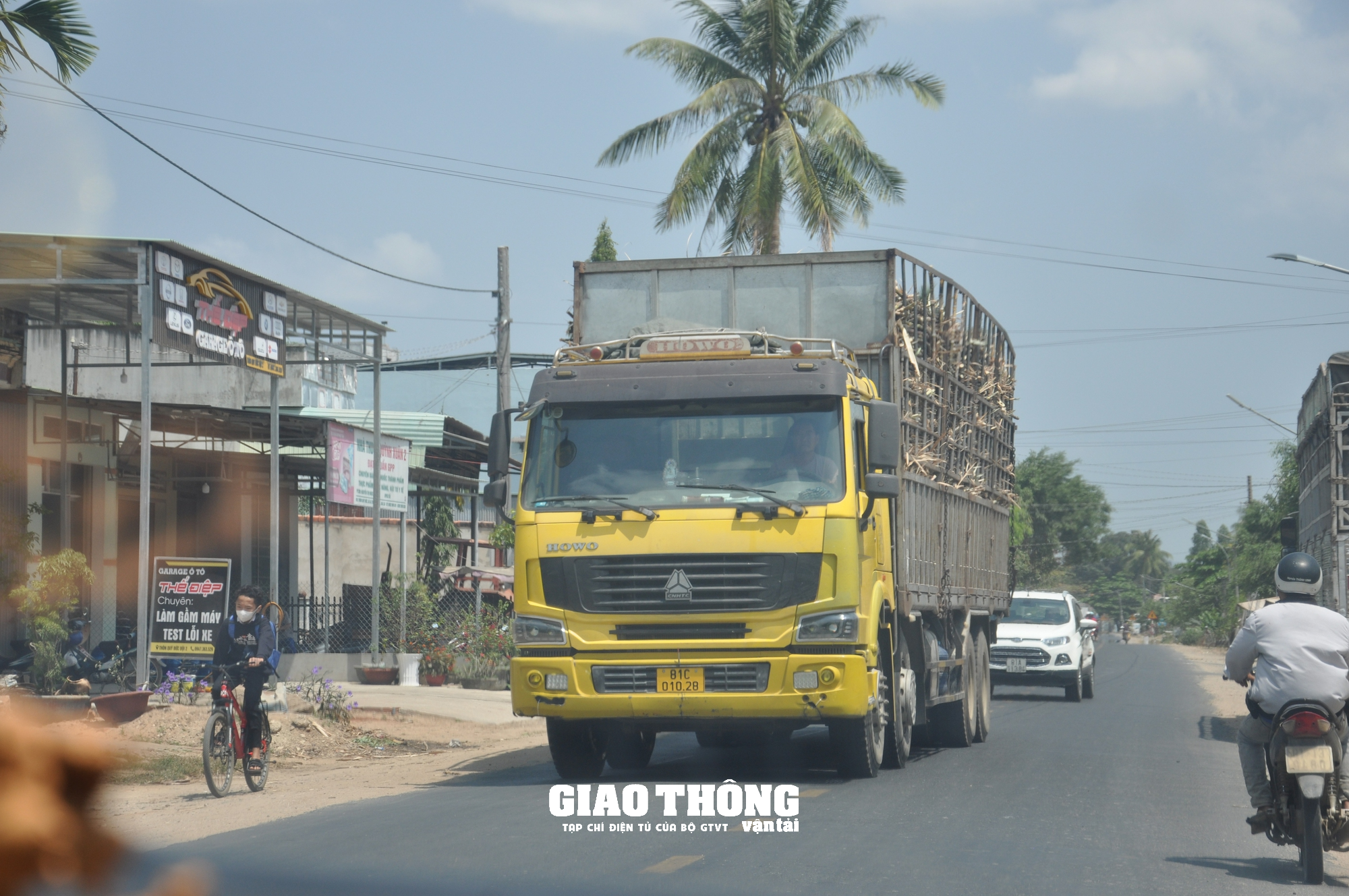 Rùng mình cảnh xe tải chở mía quá khổ, quá tải rầm rập ở Gia Lai - Ảnh 2. Rùng mình cảnh xe tải chở mía quá khổ, quá tải rầm rập ở Gia Lai - Ảnh 2.