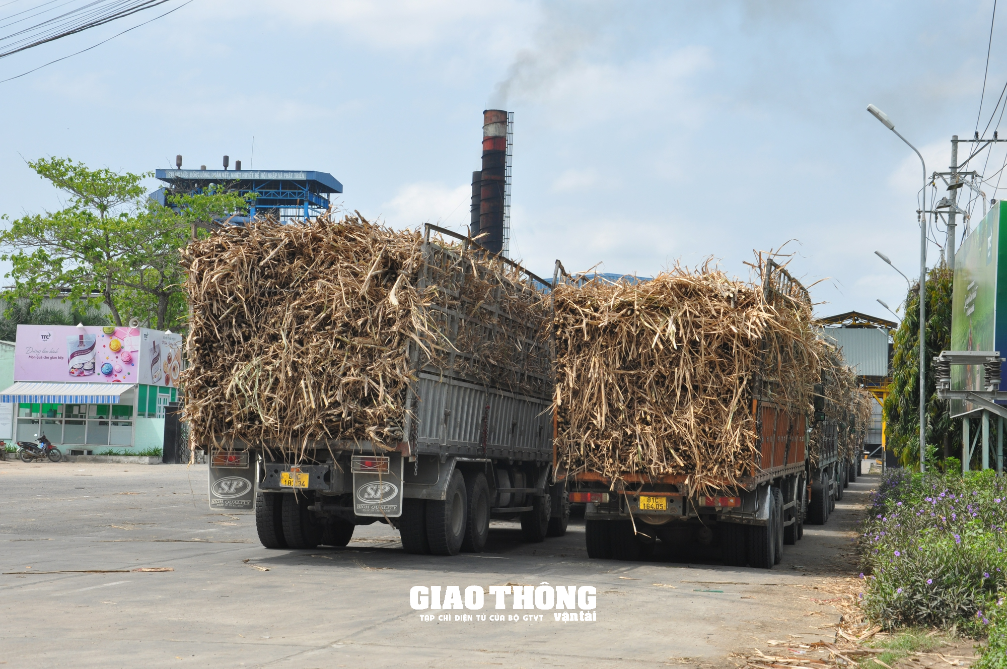 Rùng mình cảnh xe tải chở mía quá khổ, quá tải rầm rập ở Gia Lai - Ảnh 4. Rùng mình cảnh xe tải chở mía quá khổ, quá tải rầm rập ở Gia Lai - Ảnh 4.