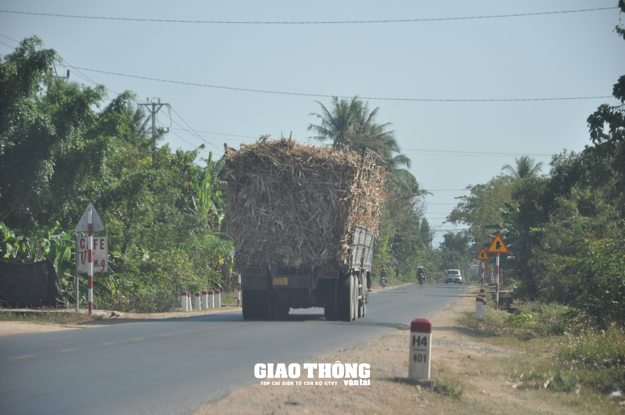 Rùng mình cảnh xe tải chở mía quá khổ, quá tải rầm rập ở Gia Lai - Ảnh 10. Rùng mình cảnh xe tải chở mía quá khổ, quá tải rầm rập ở Gia Lai - Ảnh 10.