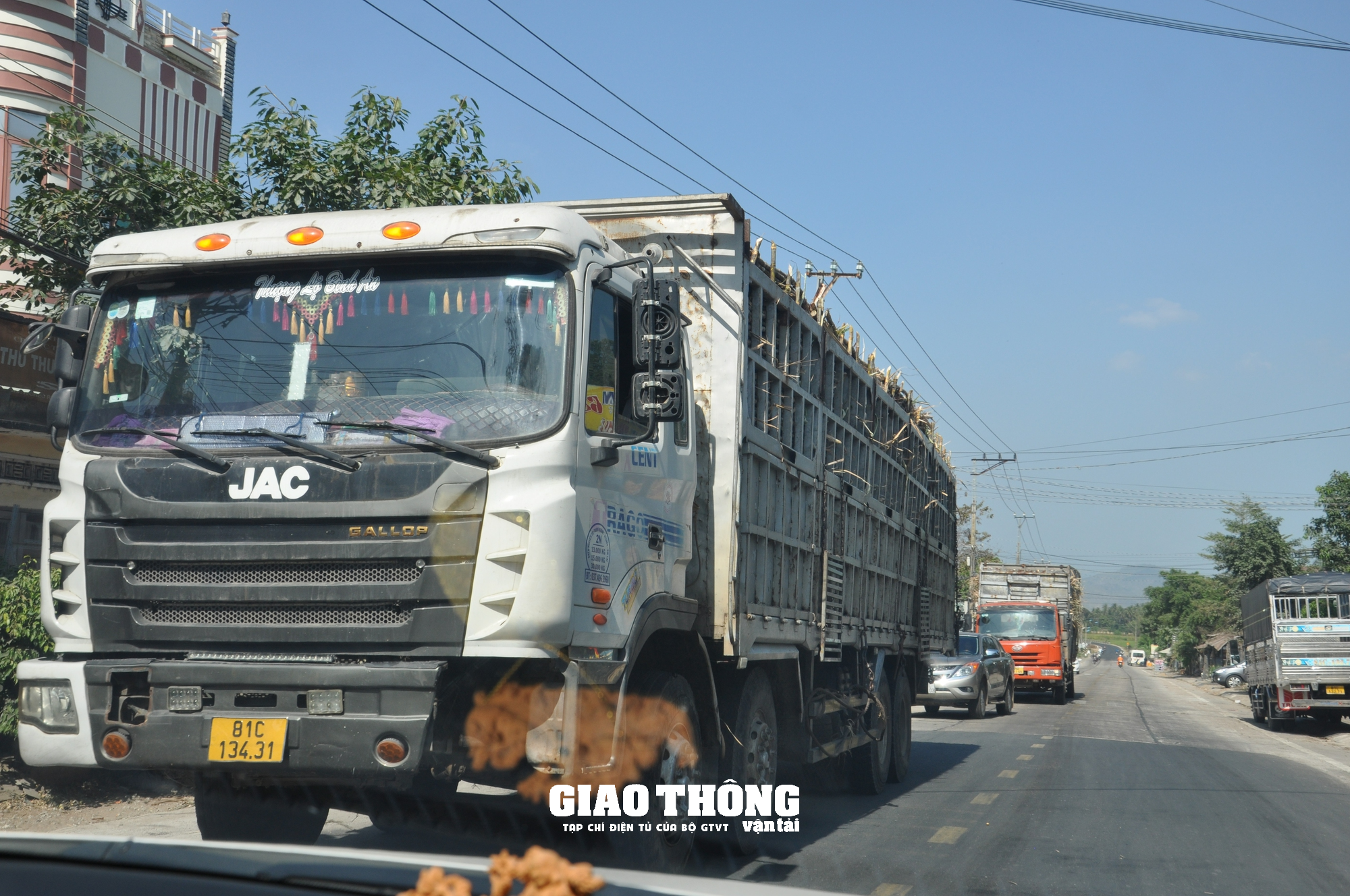 Rùng mình cảnh xe tải chở mía quá khổ, quá tải rầm rập ở Gia Lai - Ảnh 11. Rùng mình cảnh xe tải chở mía quá khổ, quá tải rầm rập ở Gia Lai - Ảnh 11.