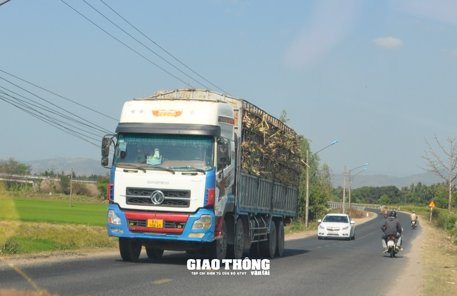 Rùng mình cảnh xe tải chở mía quá khổ, quá tải rầm rập ở Gia Lai - Ảnh 12. Rùng mình cảnh xe tải chở mía quá khổ, quá tải rầm rập ở Gia Lai - Ảnh 12.
