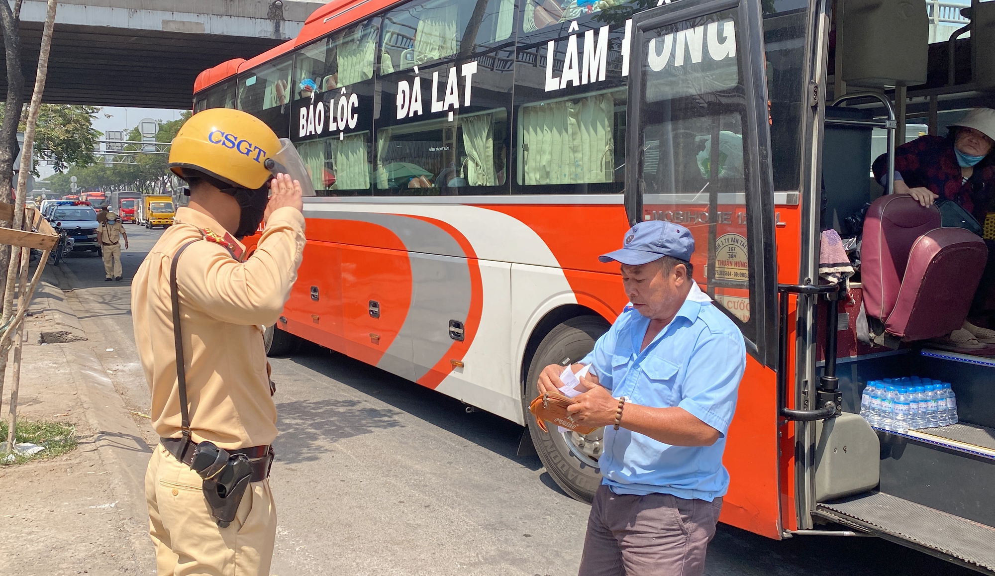 CSGT "đội nắng" xử phạt xe khách dừng đón, trả khách sai quy định - Ảnh 9. CSGT "đội nắng" xử phạt xe khách dừng đón, trả khách sai quy định - Ảnh 9.