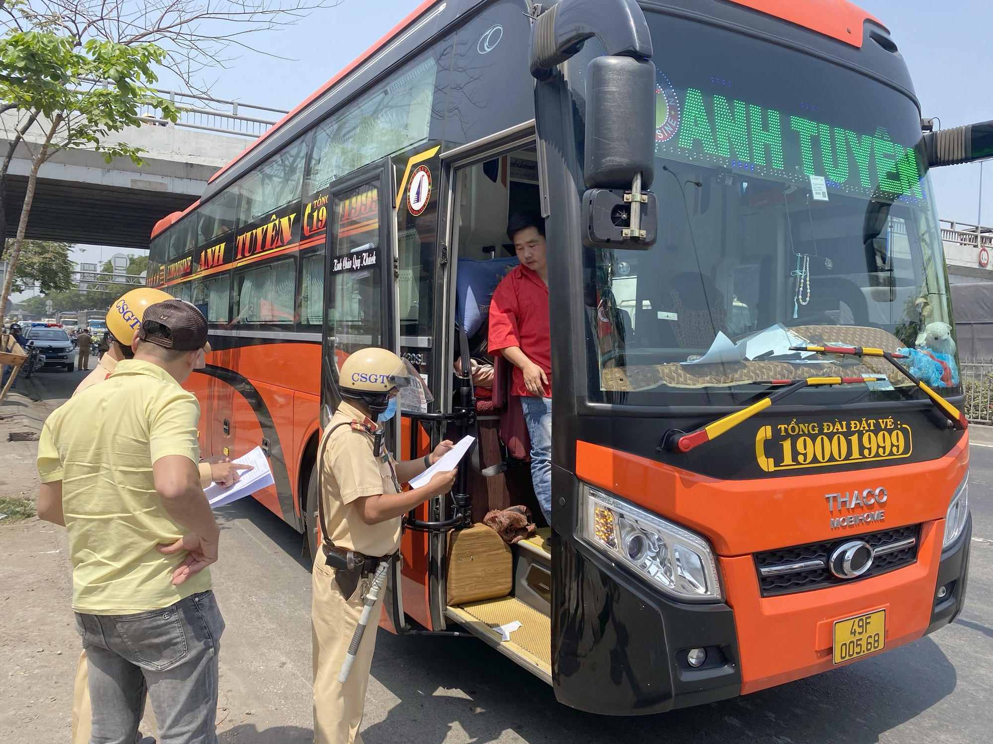 CSGT "đội nắng" xử phạt xe khách dừng đón, trả khách sai quy định - Ảnh 3. CSGT "đội nắng" xử phạt xe khách dừng đón, trả khách sai quy định - Ảnh 3.
