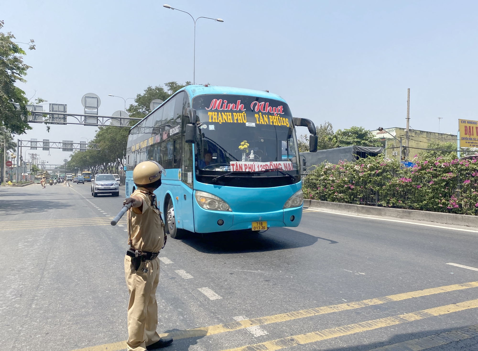 CSGT "đội nắng" xử phạt xe khách dừng đón, trả khách sai quy định - Ảnh 2. CSGT "đội nắng" xử phạt xe khách dừng đón, trả khách sai quy định - Ảnh 2.