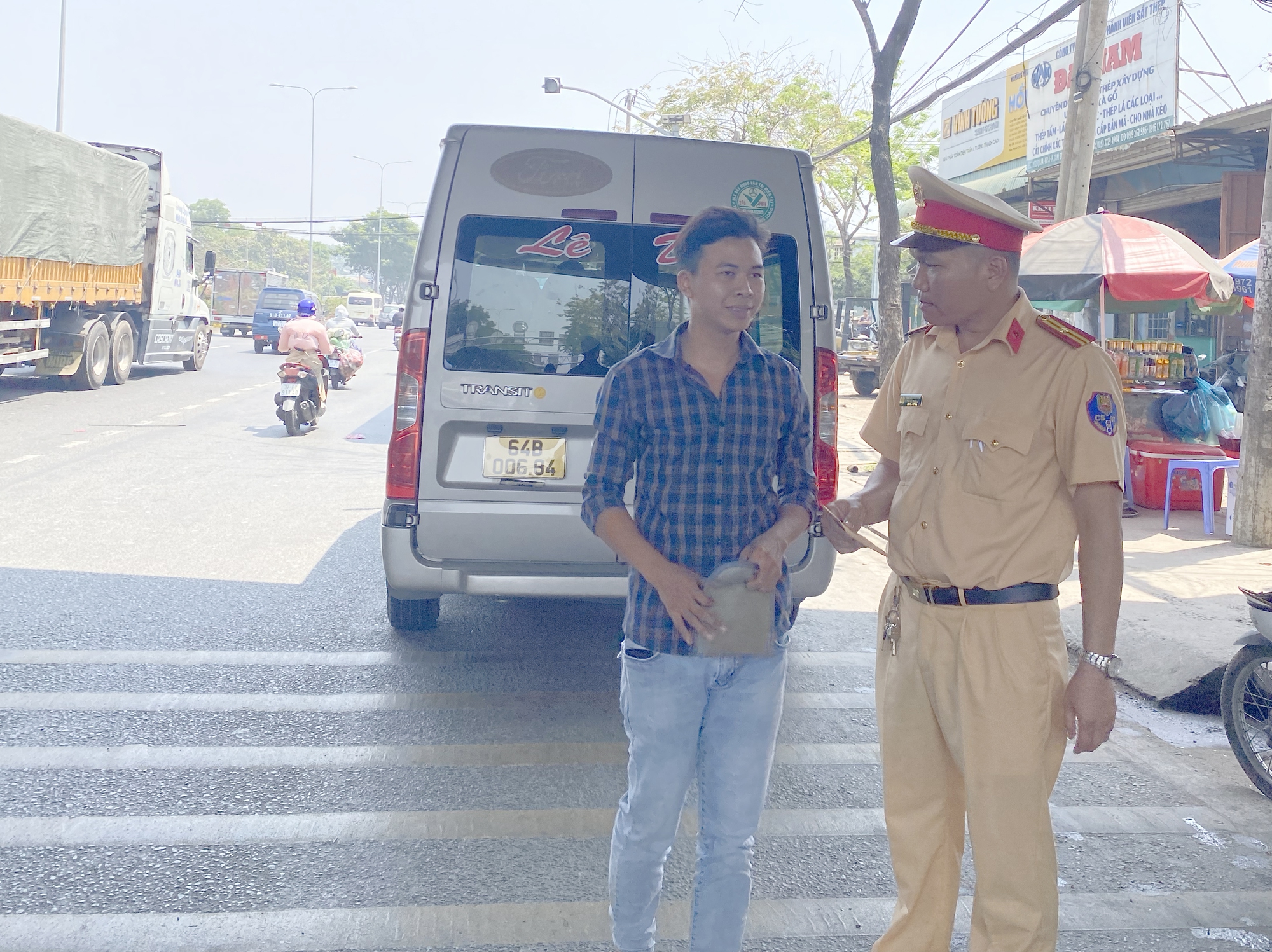 CSGT "đội nắng" xử phạt xe khách dừng đón, trả khách sai quy định - Ảnh 4. CSGT "đội nắng" xử phạt xe khách dừng đón, trả khách sai quy định - Ảnh 4.