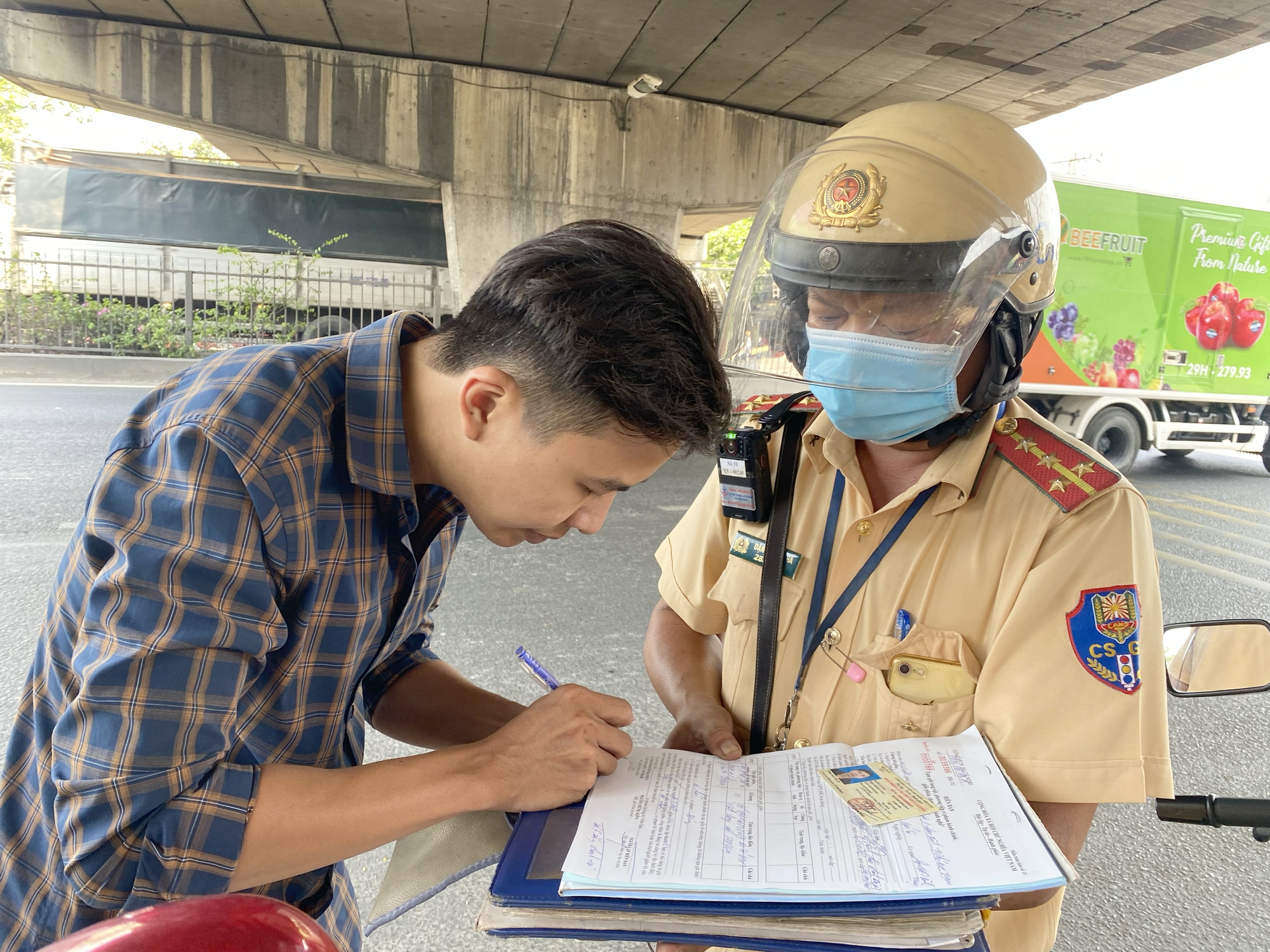 CSGT "đội nắng" xử phạt xe khách dừng đón, trả khách sai quy định - Ảnh 5. CSGT "đội nắng" xử phạt xe khách dừng đón, trả khách sai quy định - Ảnh 5.