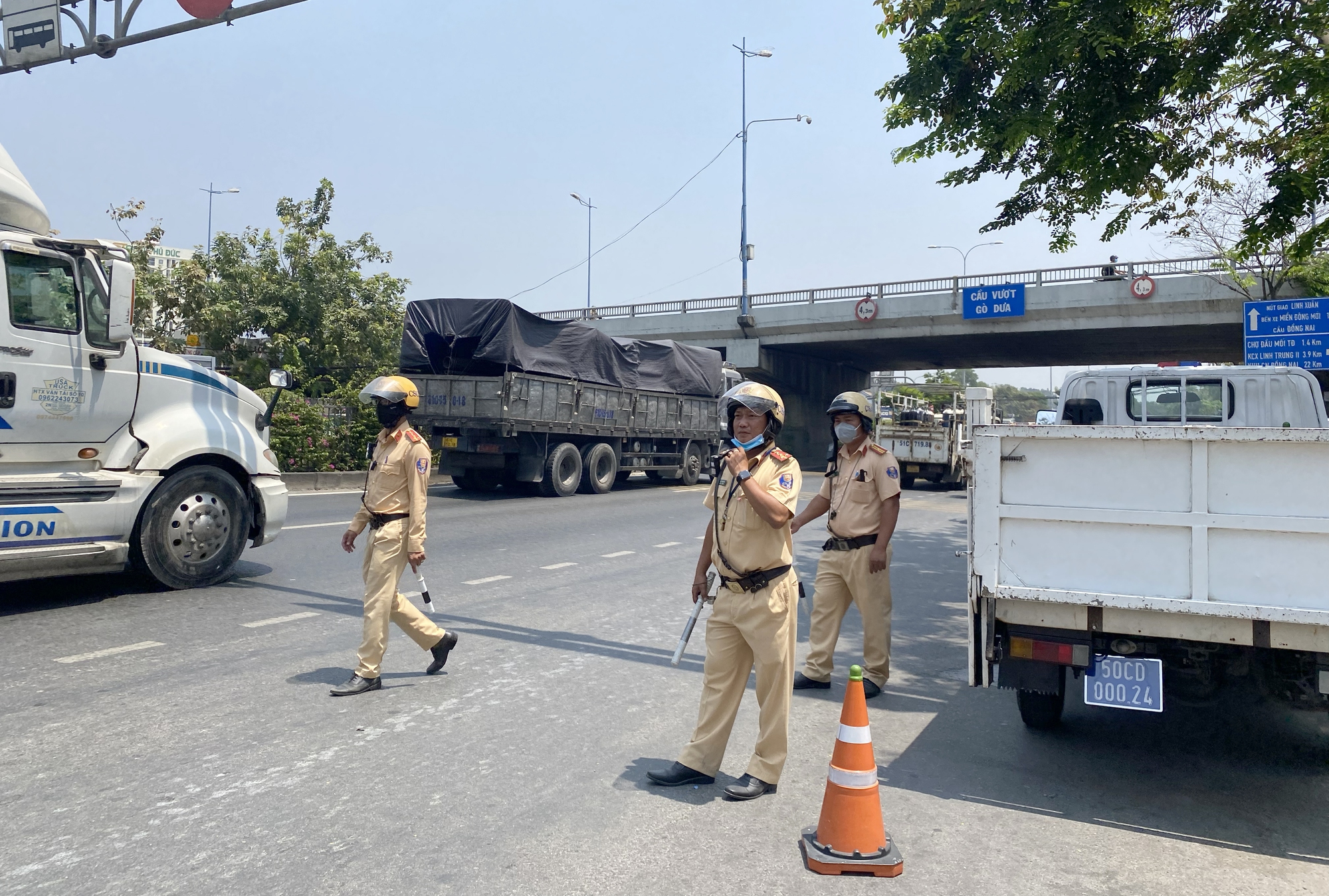 CSGT "đội nắng" xử phạt xe khách dừng đón, trả khách sai quy định - Ảnh 1. CSGT "đội nắng" xử phạt xe khách dừng đón, trả khách sai quy định - Ảnh 1.