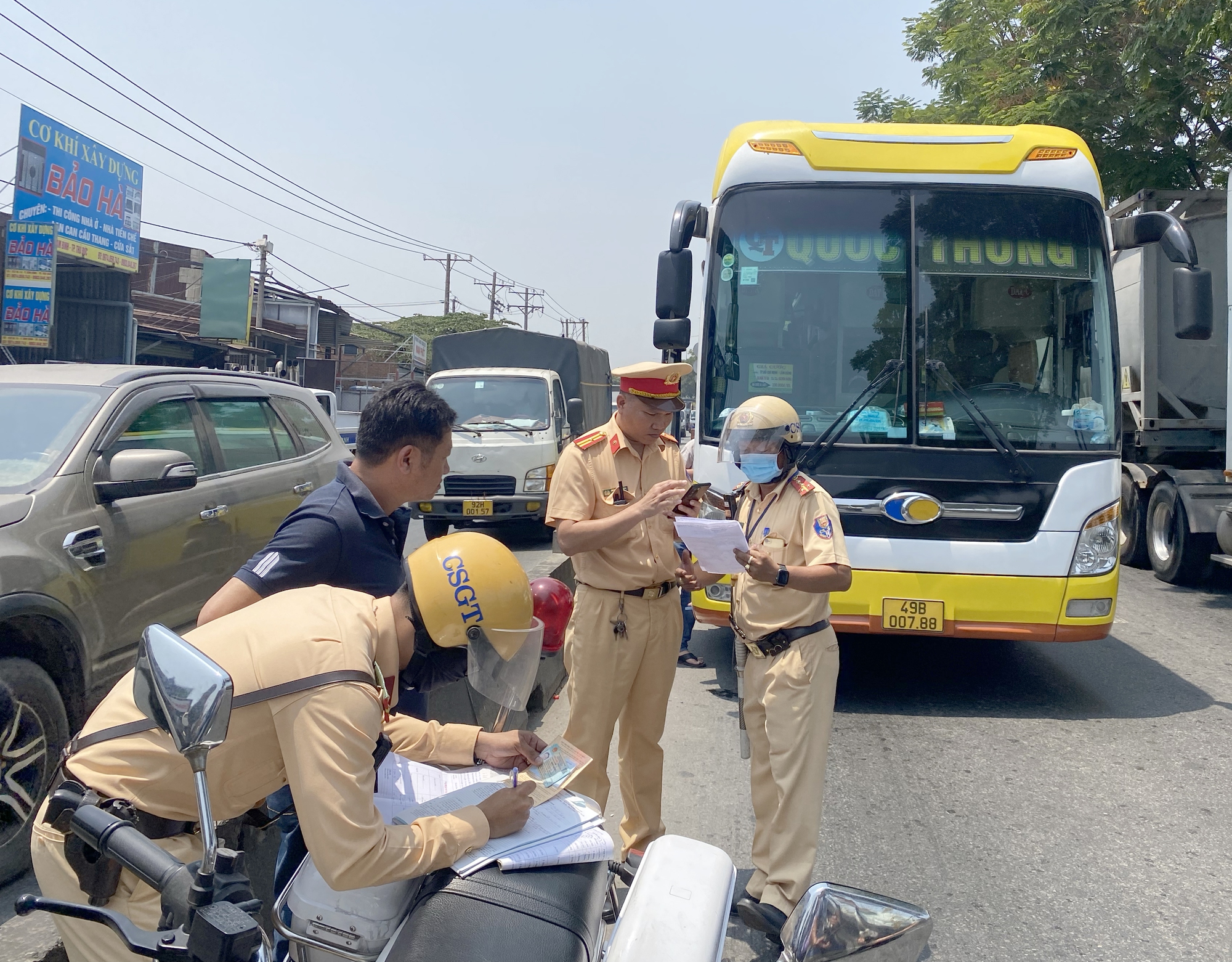 CSGT "đội nắng" xử phạt xe khách dừng đón, trả khách sai quy định - Ảnh 6. CSGT "đội nắng" xử phạt xe khách dừng đón, trả khách sai quy định - Ảnh 6.