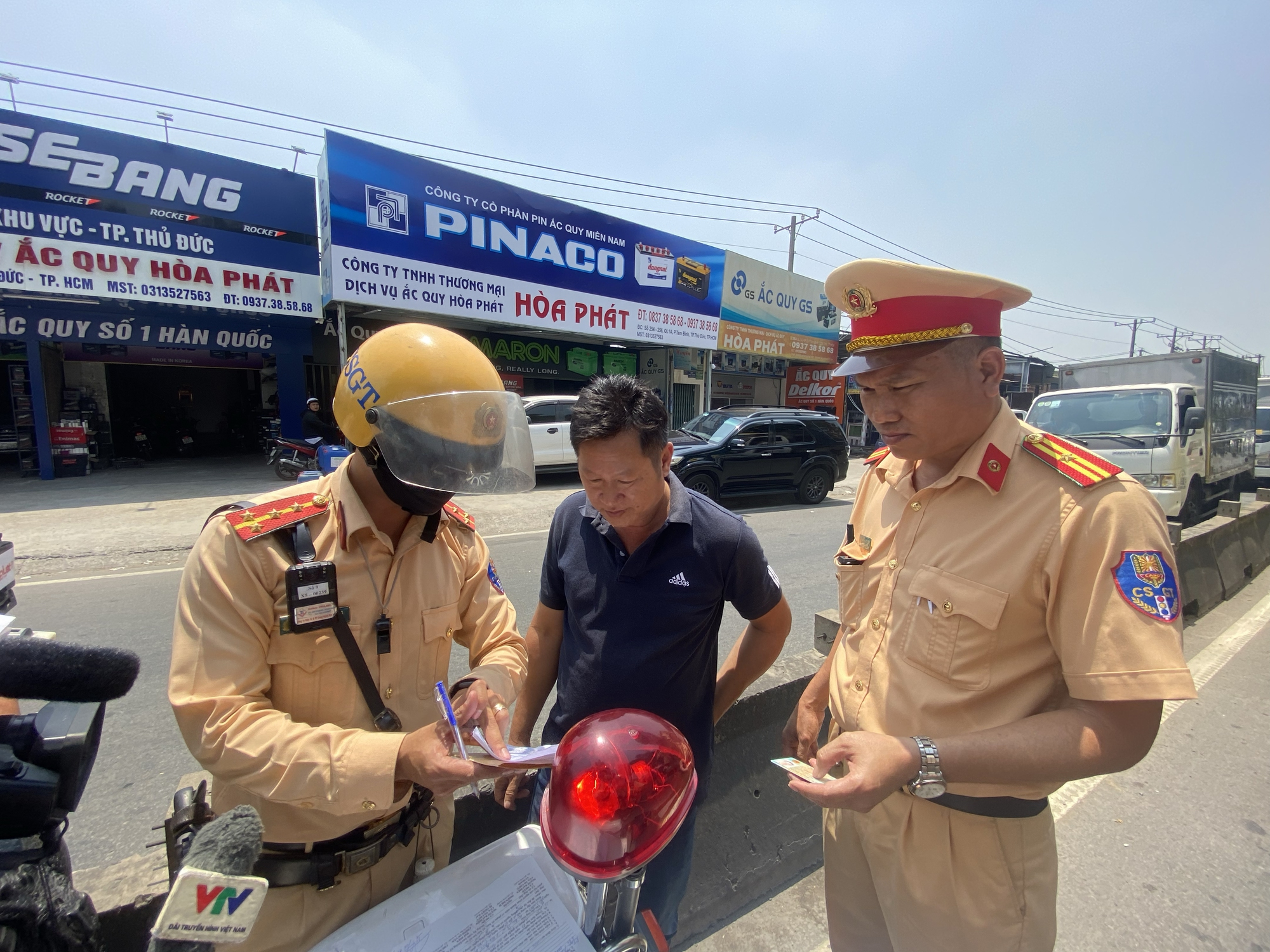 CSGT "đội nắng" xử phạt xe khách dừng đón, trả khách sai quy định - Ảnh 7. CSGT "đội nắng" xử phạt xe khách dừng đón, trả khách sai quy định - Ảnh 7.